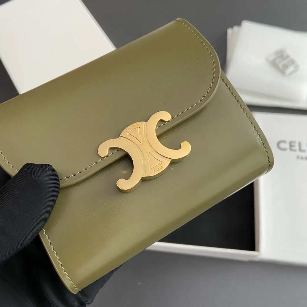 [Extra-grade pure steel hardware original leather] ¥700 TRIOMPHE bright cow leather wallet/2024 Xiaosai 5 card slots 1 folding coin bag with snap buckle 1 flat pocket 1 banknote bag No.: 10D782CQH.04LU783 783 olive full leather Size: w10.5×9×3cm.