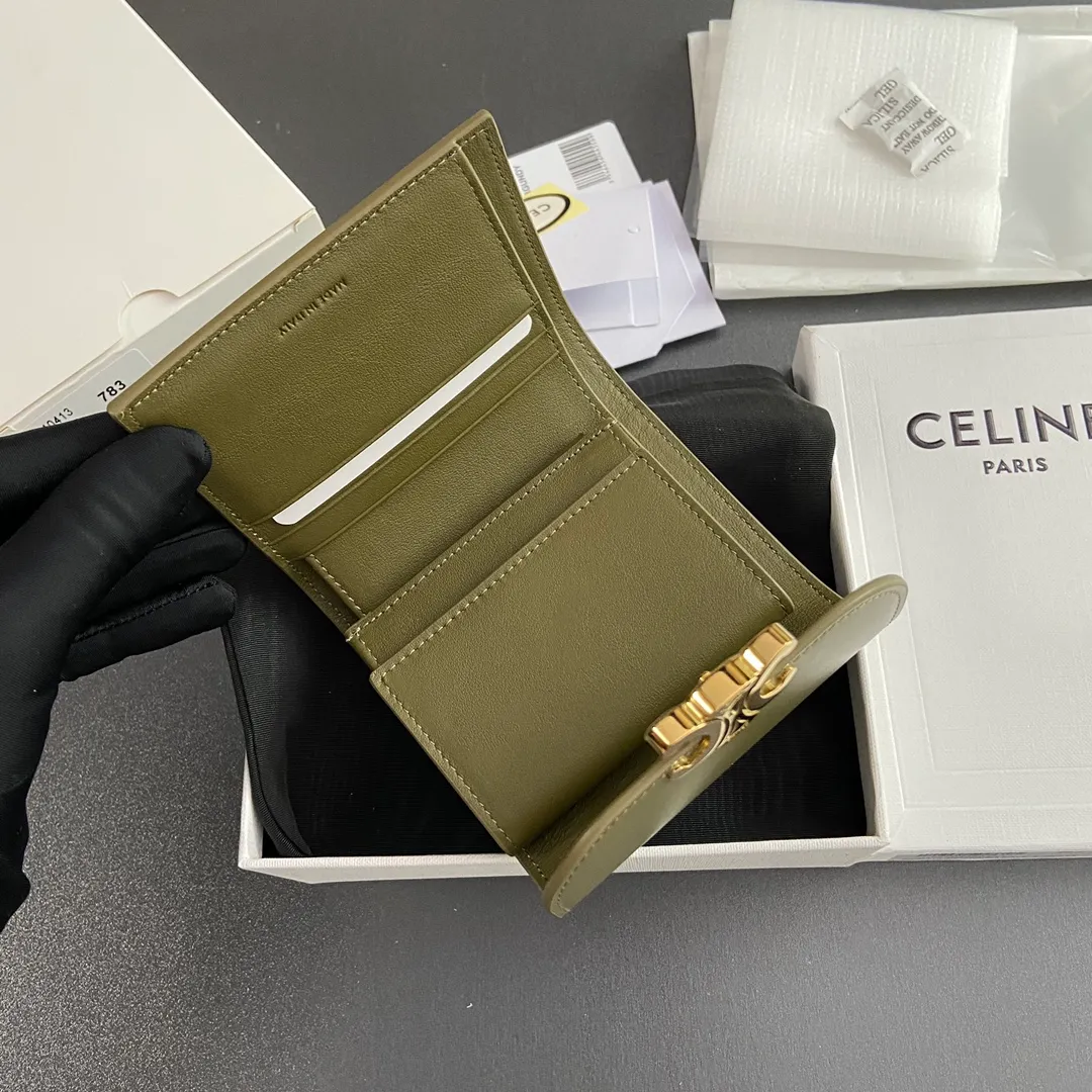 [Extra-grade pure steel hardware original leather] ¥700 TRIOMPHE bright cow leather wallet/2024 Xiaosai 5 card slots 1 folding coin bag with snap buckle 1 flat pocket 1 banknote bag No.: 10D782CQH.04LU783 783 olive full leather Size: w10.5×9×3cm.