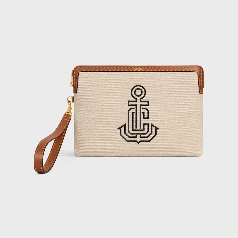[Extra-grade pure steel hardware original leather] ¥740 TRIOMPHE signature printed clutch / 1 zipper compartment Detachable wrist strap, about 20 cm in length Iconic print, cow leather edge Fabric lining, gold hot stamping No.: 10J502FES.04LU 502 50201 Canvas/tan leather Size: w25×h17.5×d1cm