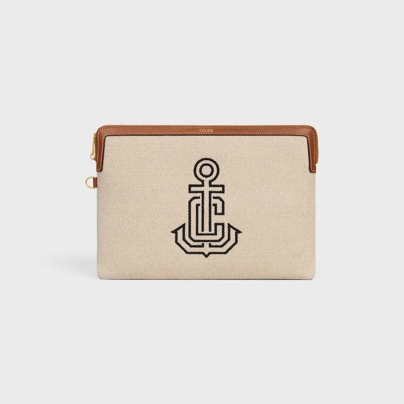 [Extra-grade pure steel hardware original leather] ¥740 TRIOMPHE signature printed clutch / 1 zipper compartment Detachable wrist strap, about 20 cm in length Iconic print, cow leather edge Fabric lining, gold hot stamping No.: 10J502FES.04LU 502 50201 Canvas/tan leather Size: w25×h17.5×d1cm