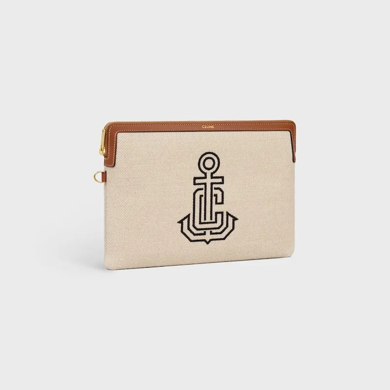 [Extra-grade pure steel hardware original leather] ¥740 TRIOMPHE signature printed clutch / 1 zipper compartment Detachable wrist strap, about 20 cm in length Iconic print, cow leather edge Fabric lining, gold hot stamping No.: 10J502FES.04LU 502 50201 Canvas/tan leather Size: w25×h17.5×d1cm