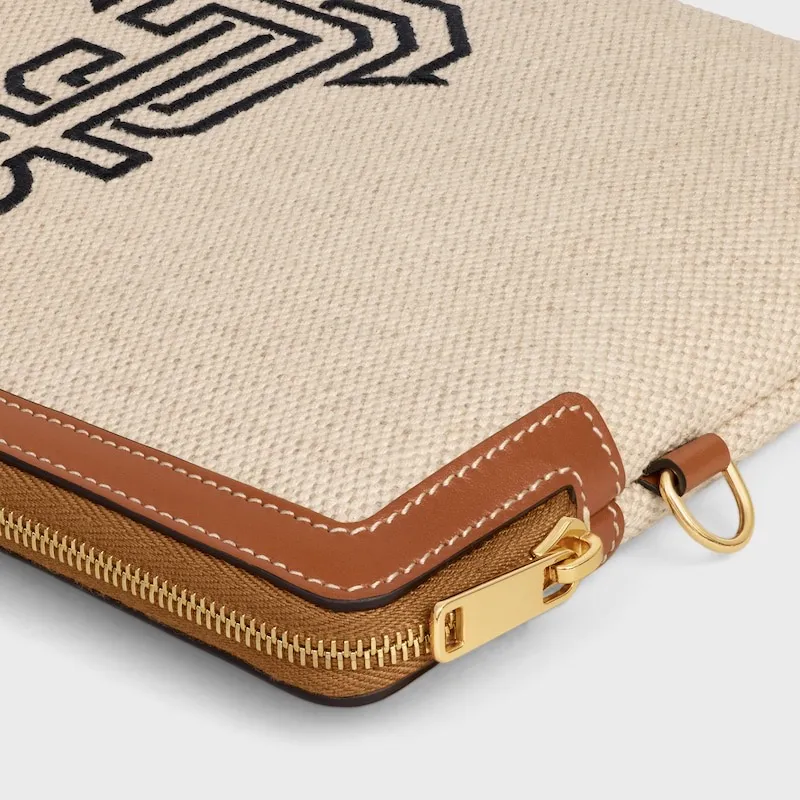 [Extra-grade pure steel hardware original leather] ¥740 TRIOMPHE signature printed clutch / 1 zipper compartment Detachable wrist strap, about 20 cm in length Iconic print, cow leather edge Fabric lining, gold hot stamping No.: 10J502FES.04LU 502 50201 Canvas/tan leather Size: w25×h17.5×d1cm