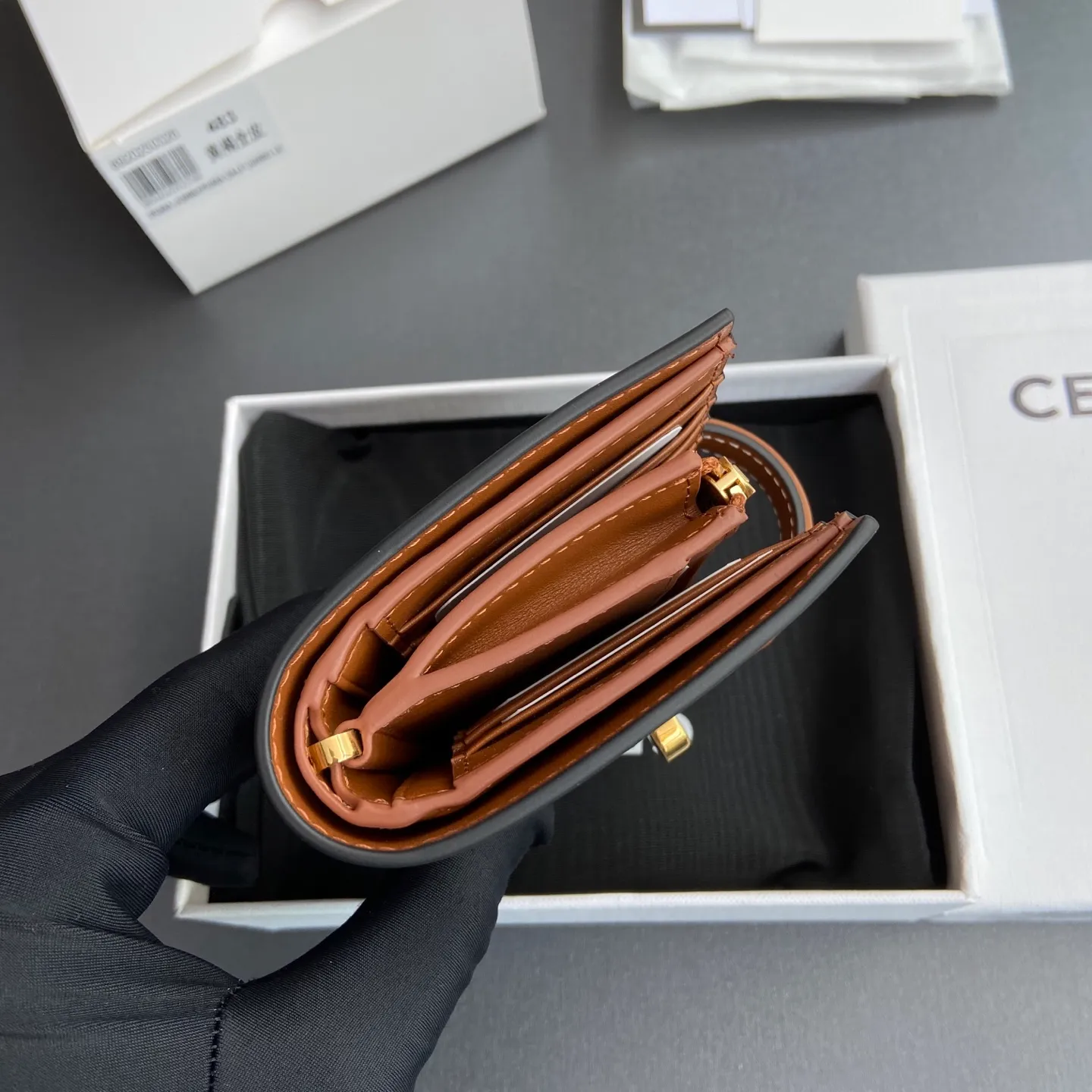 [Extra-grade pure steel hardware original leather] ¥840 TRIOMPHE16 glossy cow leather wallet cow leather cow leather lining/fabric gold finish rotating lock closure 1 detachable zipper movable coin pocket 7 card slots 1 banknote pocket 4 gusseted compartments No.: 10M483CQ7.04LU483 483 Tan full leather Size:w12.7×h9×d2.5cm