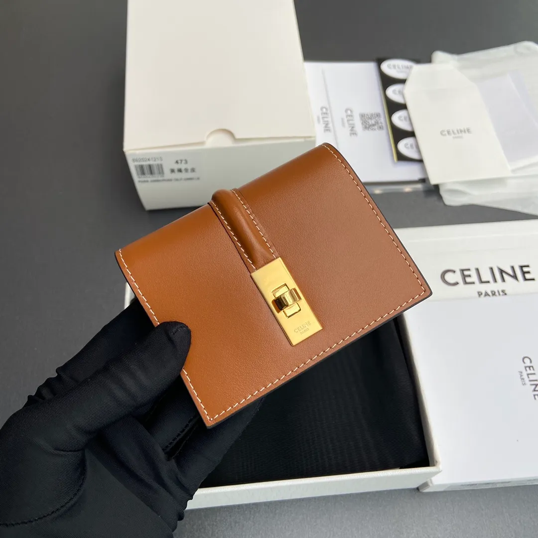 [Extra-grade pure steel hardware original leather] ¥620 TRIOMPHE glossy cow leather card holder cow leather cow leather lining rotating lock closure 1 main compartment 2 inner card slots No.: 10M473GCG.38NO473 473 Tan full leather Size: w10.2×h7.5×d2.5cm
