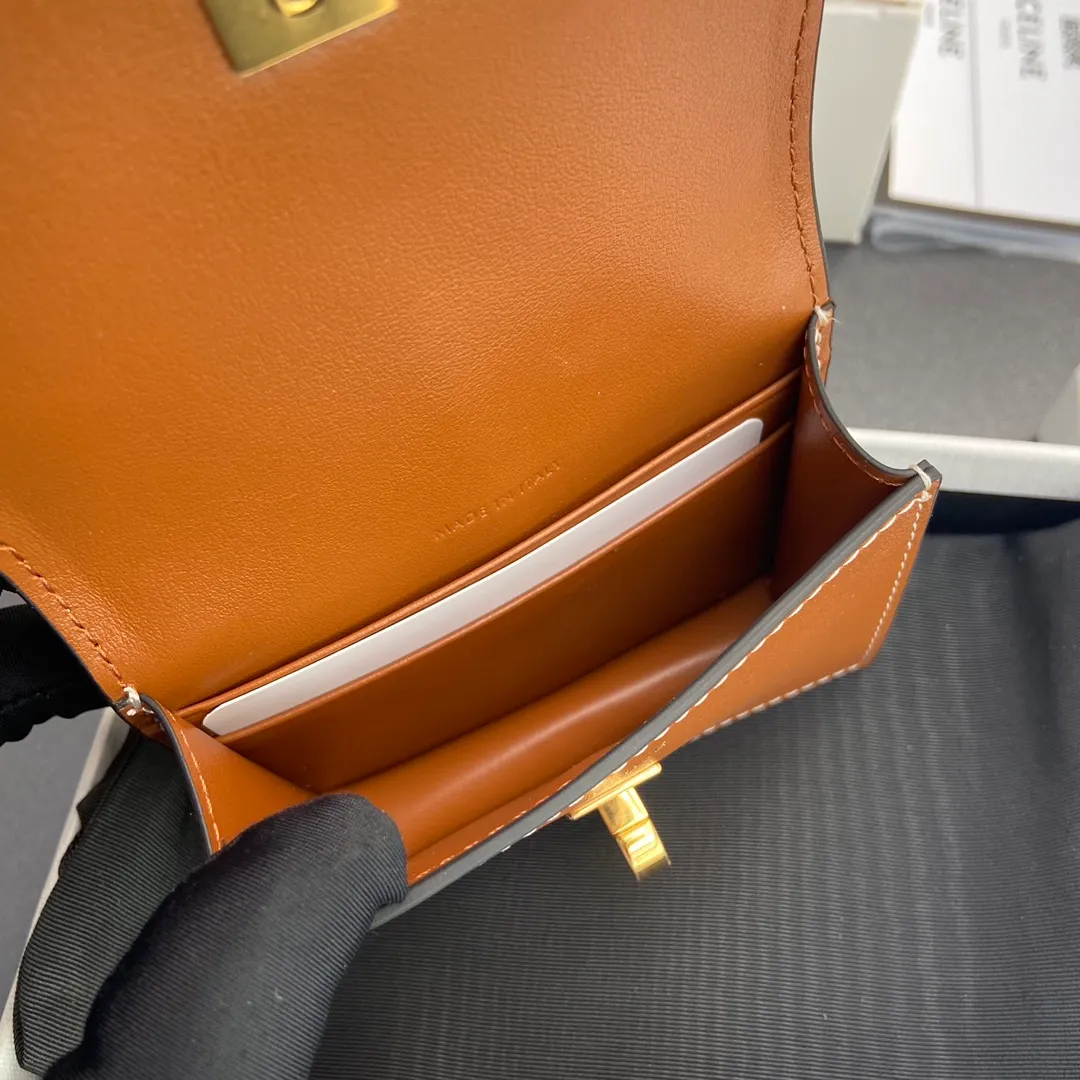 [Extra-grade pure steel hardware original leather] ¥620 TRIOMPHE glossy cow leather card holder cow leather cow leather lining rotating lock closure 1 main compartment 2 inner card slots No.: 10M473GCG.38NO473 473 Tan full leather Size: w10.2×h7.5×d2.5cm