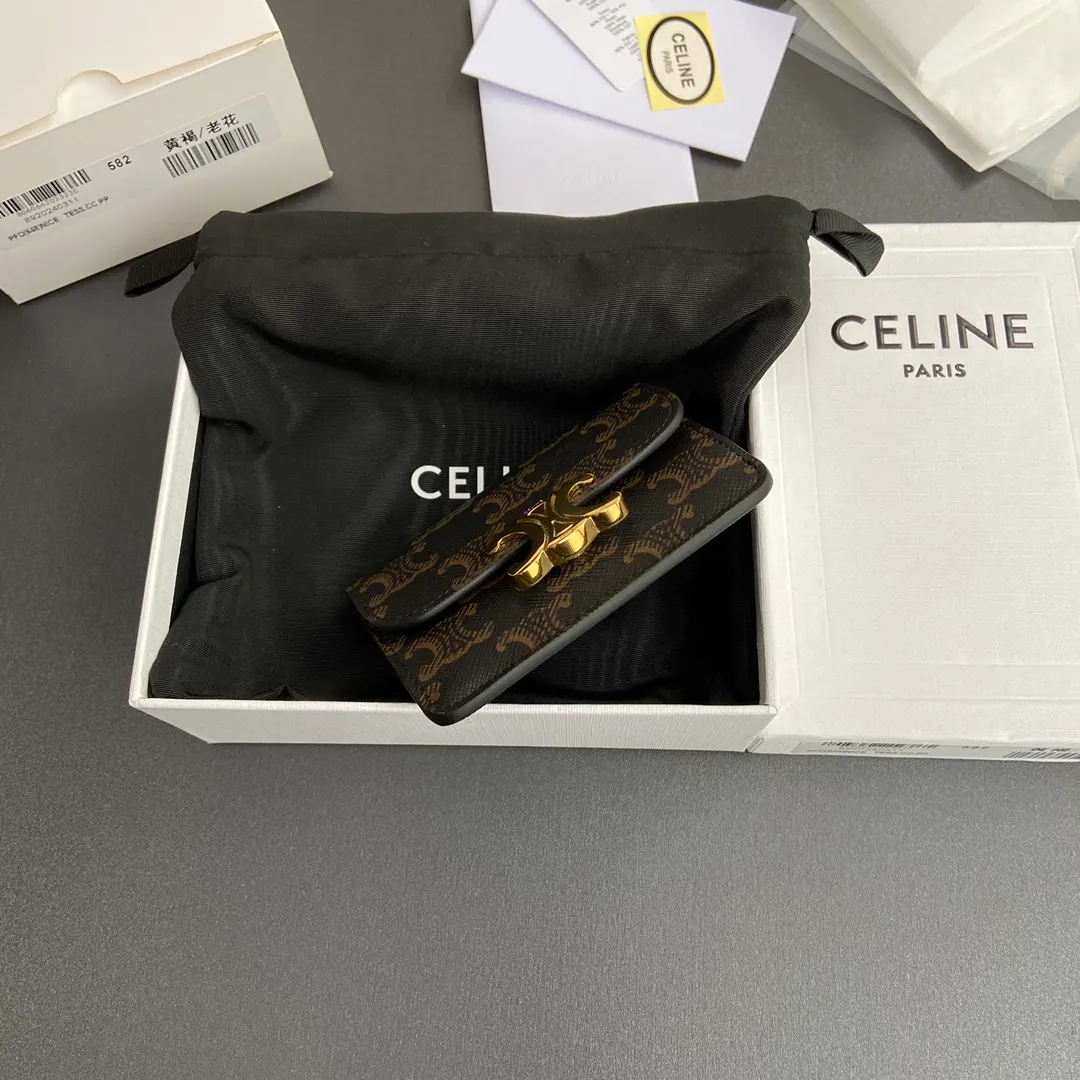 [Extra-grade pure steel hardware original leather] ¥530 TRIOMPHE logo printed flip card holder Snap button closure 1 main compartment 2 inner card slots 1 inner flat pocket 1 outer flat pocket Number: 10I582CPJ.04LU 582 Yellow Brown/Presbyopia Size: w10×h7.5×d2cm