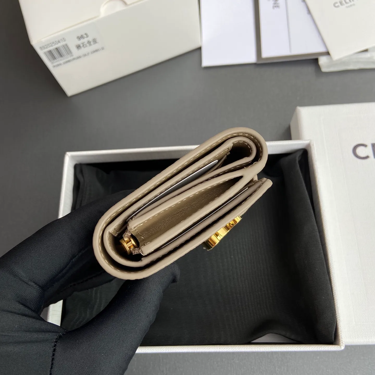 [Special grade pure steel hardware original leather] ¥780 VICTOIRE soft cow leather wallet/new TRIOMPHE metal texture snap buckle 4 credit card slots 1 zipper coin pocket 3 flat pockets 1 banknote pocket No.: 10M963GHH.38NO962 963 Pebble full leather Size: w10.5×8×2cm.