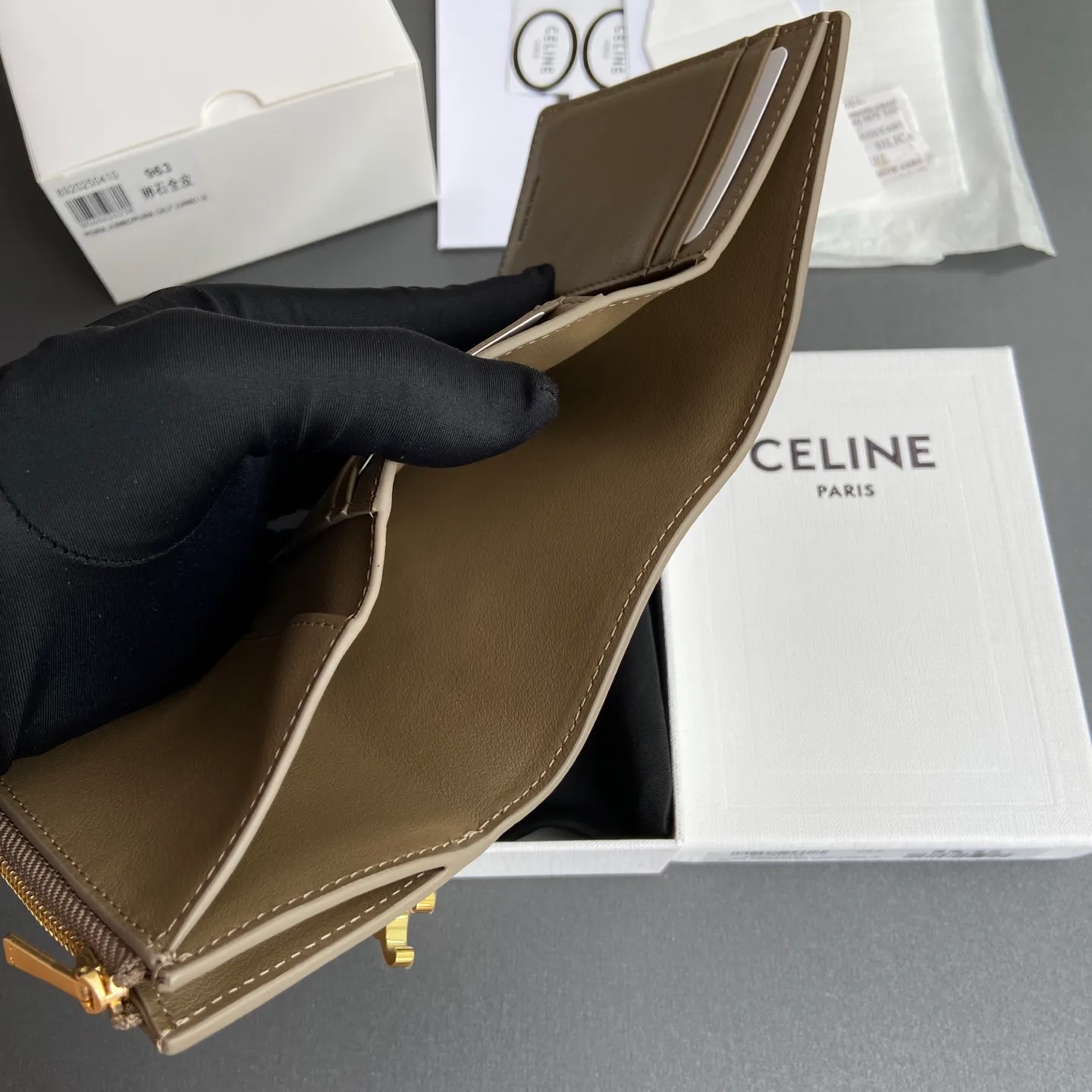 [Special grade pure steel hardware original leather] ¥780 VICTOIRE soft cow leather wallet/new TRIOMPHE metal texture snap buckle 4 credit card slots 1 zipper coin pocket 3 flat pockets 1 banknote pocket No.: 10M963GHH.38NO962 963 Pebble full leather Size: w10.5×8×2cm.