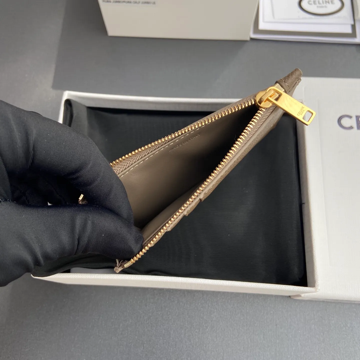 [Extra-grade pure steel hardware original leather] ¥480 ESSENTIALS zipper short card holder cow leather lining: cow leather/fabric 1 zipper compartment 4 card slots No.: 10J893BEL.10BL 893 pebble palm print full leather size: w13×7.5×1cm