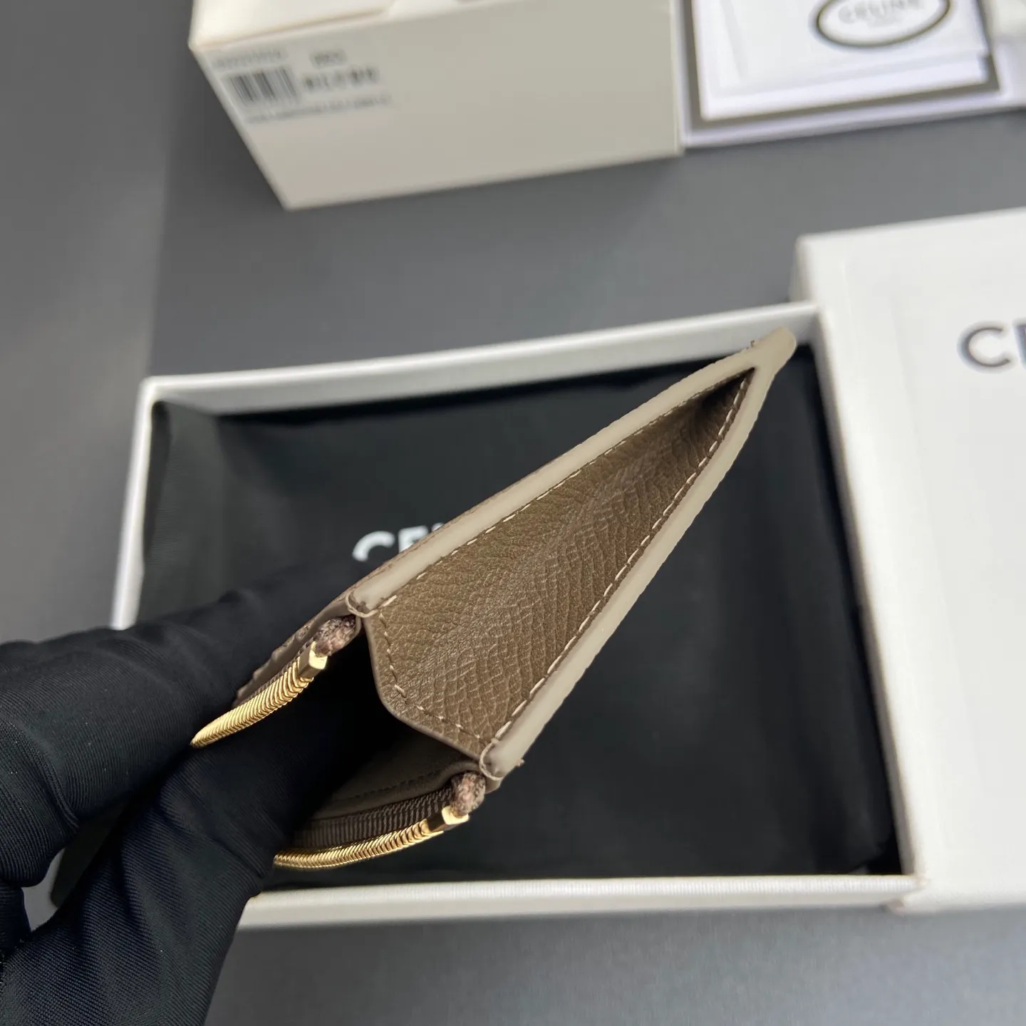 [Extra-grade pure steel hardware original leather] ¥480 ESSENTIALS zipper short card holder cow leather lining: cow leather/fabric 1 zipper compartment 4 card slots No.: 10J893BEL.10BL 893 pebble palm print full leather size: w13×7.5×1cm