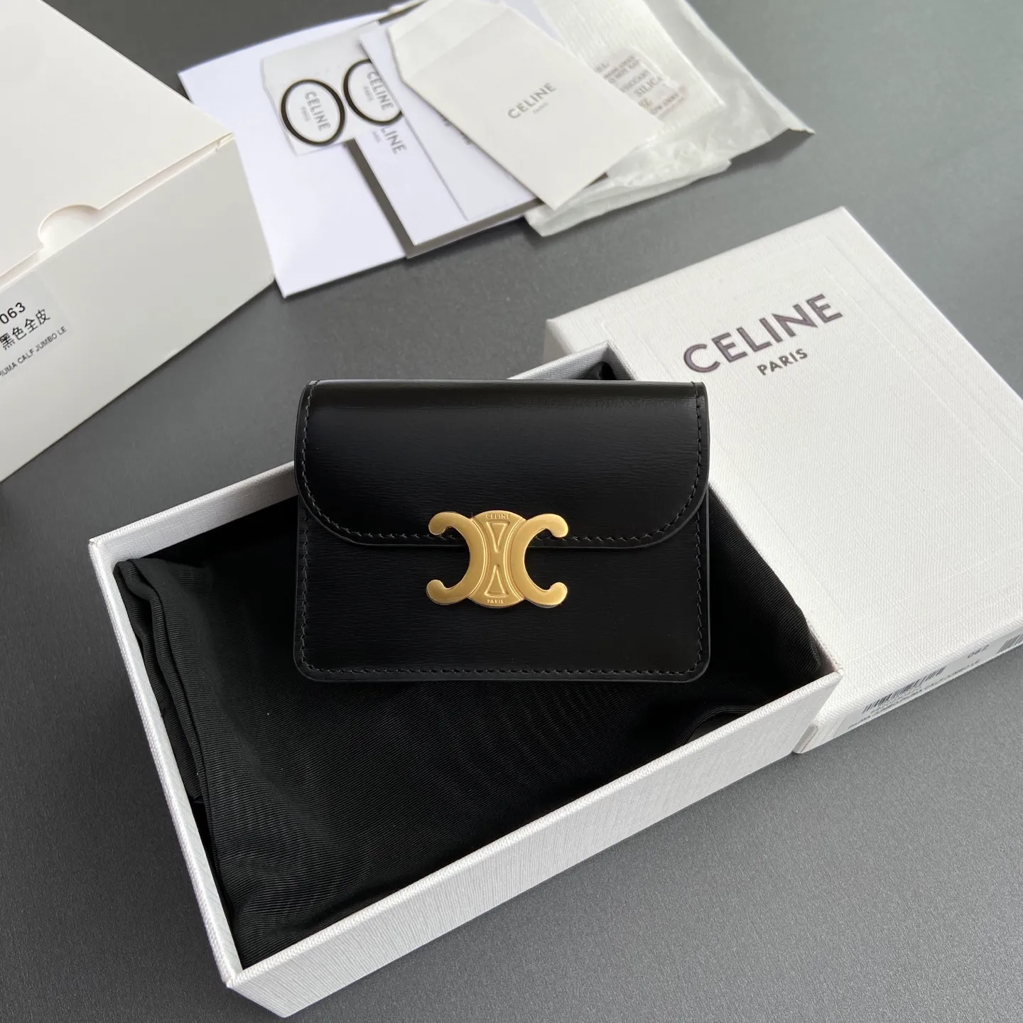 [Extra-grade pure steel hardware original leather] ¥660 TRIOMPHE glossy cow leather business card bag/new model cow leather lining: cow leather/fabric gold finish TRIOMPHE metal snap closure 2 gusseted compartments 1 flat pocket 3 card slots No.: 10N 063 FOZ.24VR 062 063 Black full leather Size: w10.5×h8.5×d3cm
