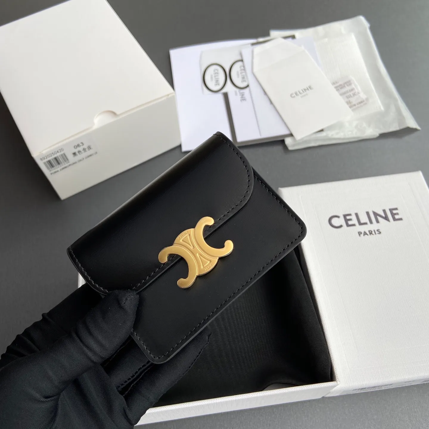 [Extra-grade pure steel hardware original leather] ¥660 TRIOMPHE glossy cow leather business card bag/new model cow leather lining: cow leather/fabric gold finish TRIOMPHE metal snap closure 2 gusseted compartments 1 flat pocket 3 card slots No.: 10N 063 FOZ.24VR 062 063 Black full leather Size: w10.5×h8.5×d3cm