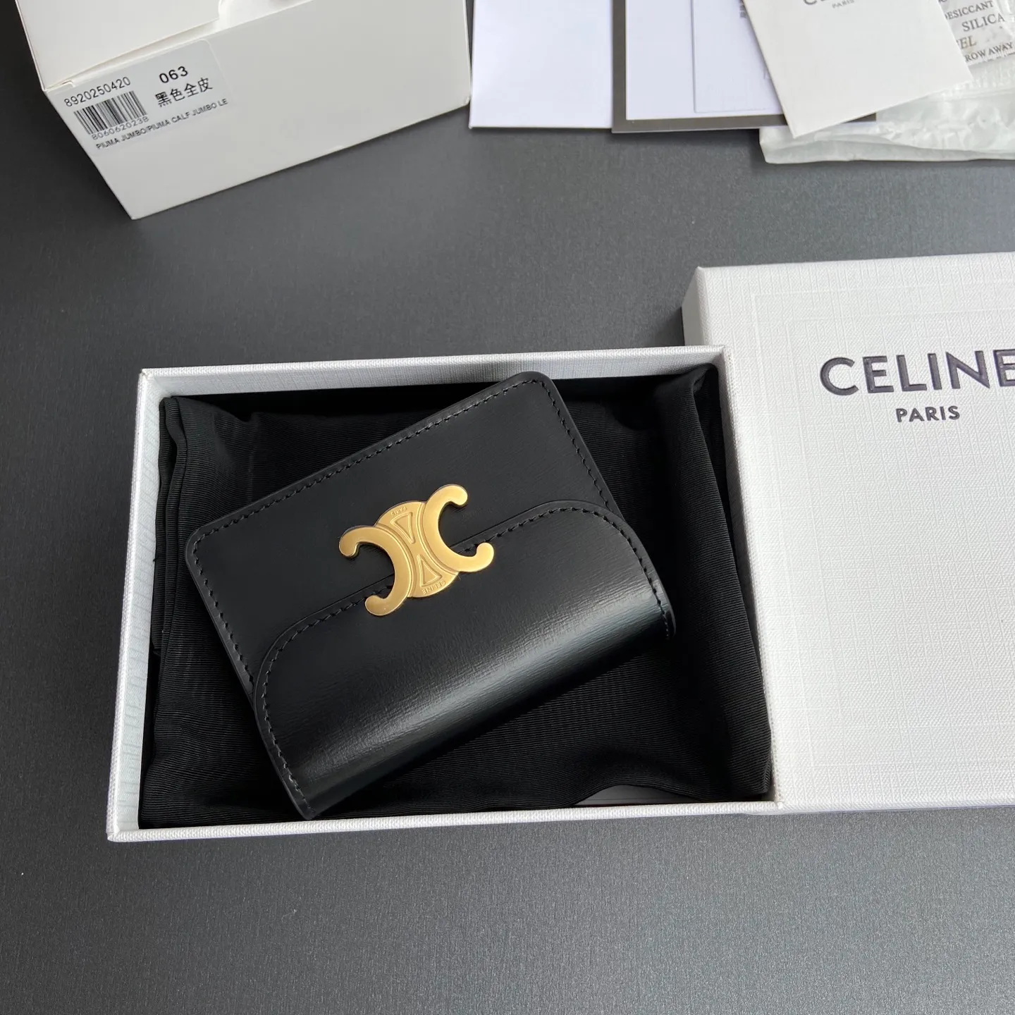 [Extra-grade pure steel hardware original leather] ¥660 TRIOMPHE glossy cow leather business card bag/new model cow leather lining: cow leather/fabric gold finish TRIOMPHE metal snap closure 2 gusseted compartments 1 flat pocket 3 card slots No.: 10N 063 FOZ.24VR 062 063 Black full leather Size: w10.5×h8.5×d3cm