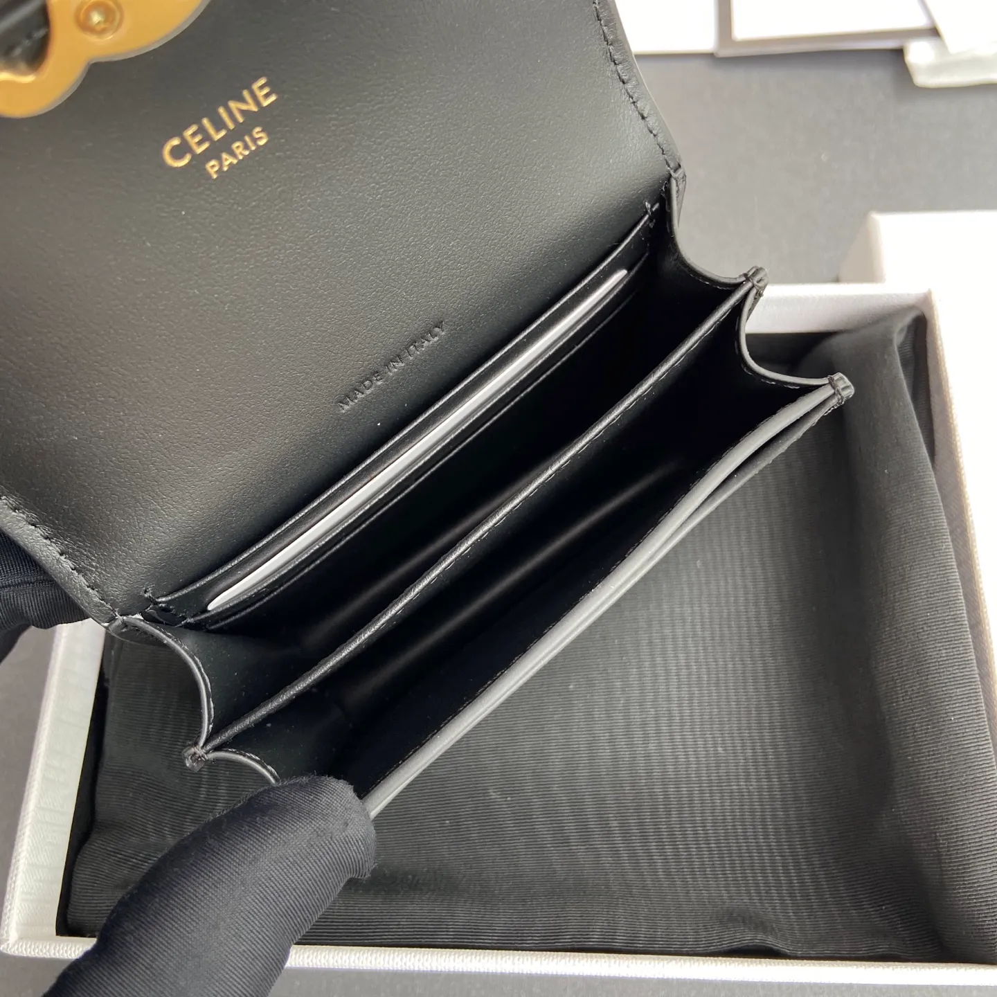 [Extra-grade pure steel hardware original leather] ¥660 TRIOMPHE glossy cow leather business card bag/new model cow leather lining: cow leather/fabric gold finish TRIOMPHE metal snap closure 2 gusseted compartments 1 flat pocket 3 card slots No.: 10N 063 FOZ.24VR 062 063 Black full leather Size: w10.5×h8.5×d3cm