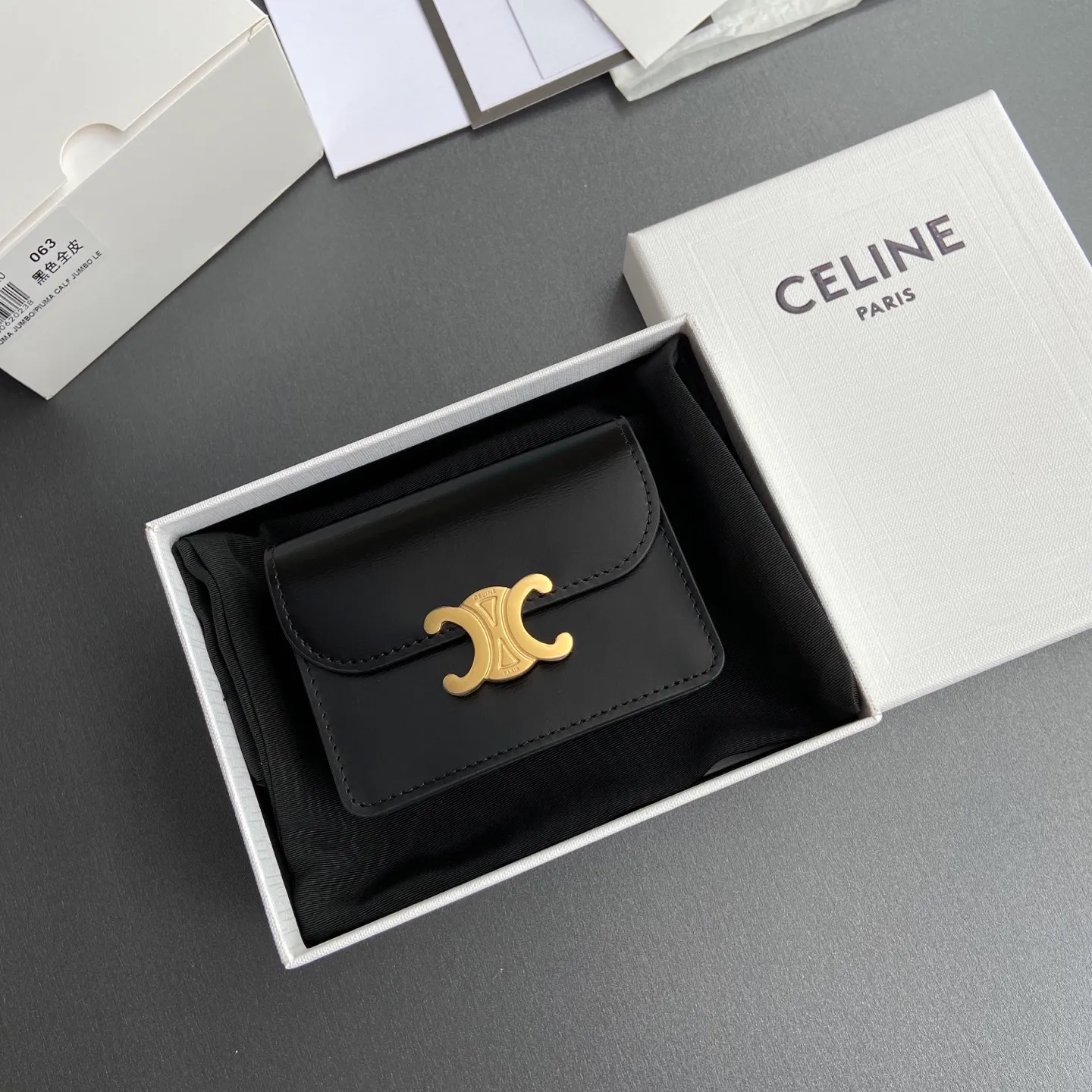[Extra-grade pure steel hardware original leather] ¥660 TRIOMPHE glossy cow leather business card bag/new model cow leather lining: cow leather/fabric gold finish TRIOMPHE metal snap closure 2 gusseted compartments 1 flat pocket 3 card slots No.: 10N 063 FOZ.24VR 062 063 Black full leather Size: w10.5×h8.5×d3cm