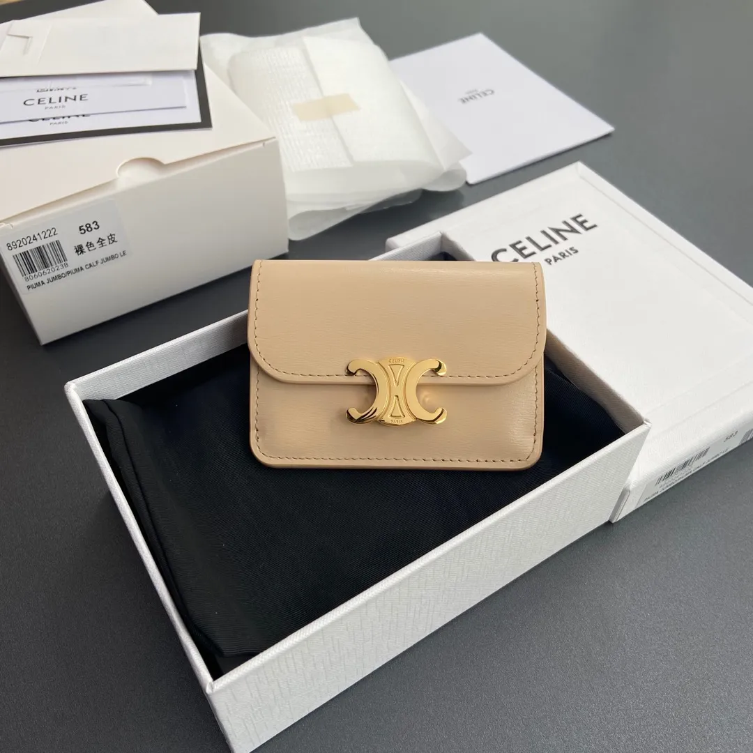 [Special grade pure steel hardware original leather] ¥560 TRIOMPHE glossy cow leather flip card holder / snap button closure 1 main compartment 2 inner card slots 1 inner flat pocket 1 outer flat pocket Number: 10I582CPJ.04LU 583 Nude color full leather Size: w10×h7.5×d2cm