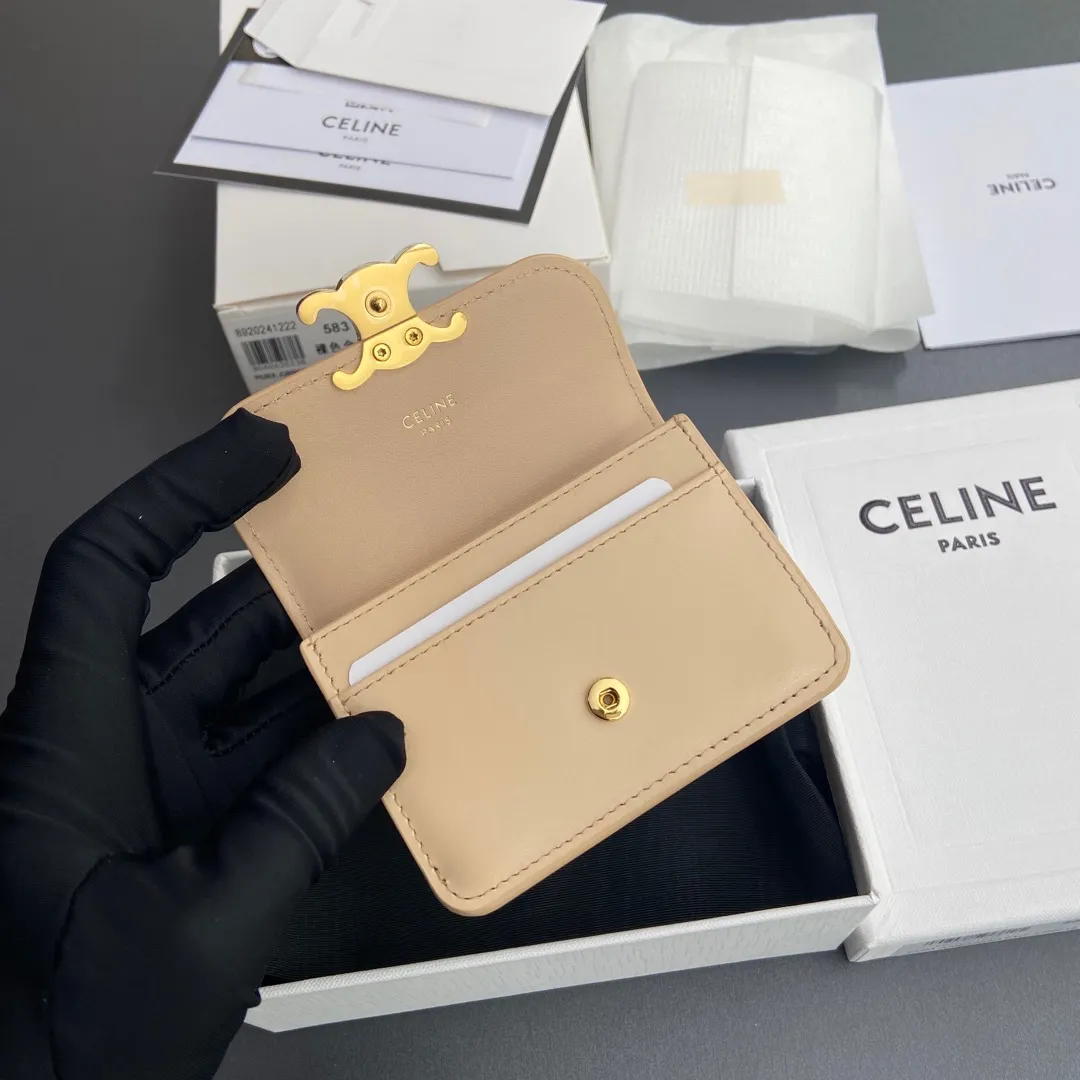 [Special grade pure steel hardware original leather] ¥560 TRIOMPHE glossy cow leather flip card holder / snap button closure 1 main compartment 2 inner card slots 1 inner flat pocket 1 outer flat pocket Number: 10I582CPJ.04LU 583 Nude color full leather Size: w10×h7.5×d2cm