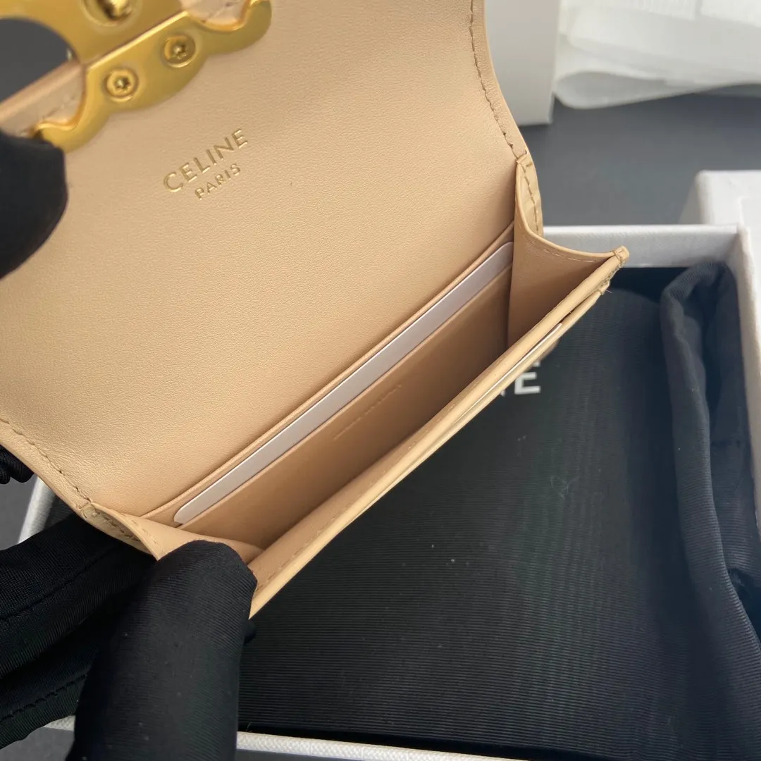 [Special grade pure steel hardware original leather] ¥560 TRIOMPHE glossy cow leather flip card holder / snap button closure 1 main compartment 2 inner card slots 1 inner flat pocket 1 outer flat pocket Number: 10I582CPJ.04LU 583 Nude color full leather Size: w10×h7.5×d2cm