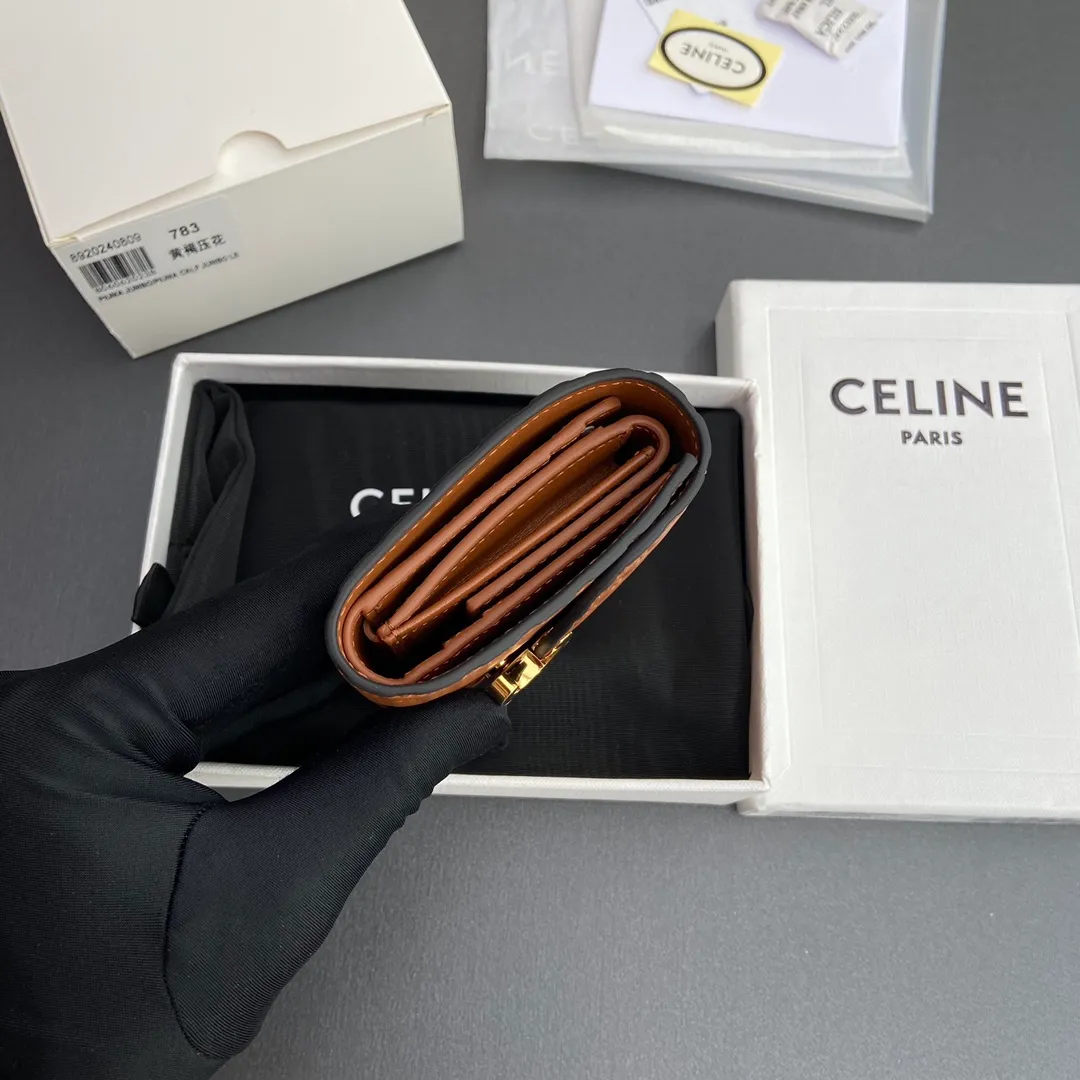 [Extra-grade pure steel hardware original leather] ¥720 TRIOMPHE glossy sheep leather embossed wallet/2024 Xiaosai 5 card slots 1 folding coin bag with snap button 1 flat pocket 1 banknote bag No.: 10D782CQH.04LU783 783 Tan embossed full leather (sheepskin) Size: w10.5×9×3cm.