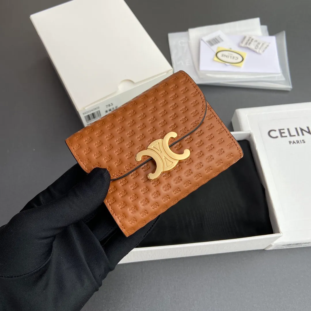 [Extra-grade pure steel hardware original leather] ¥720 TRIOMPHE glossy sheep leather embossed wallet/2024 Xiaosai 5 card slots 1 folding coin bag with snap button 1 flat pocket 1 banknote bag No.: 10D782CQH.04LU783 783 Tan embossed full leather (sheepskin) Size: w10.5×9×3cm.