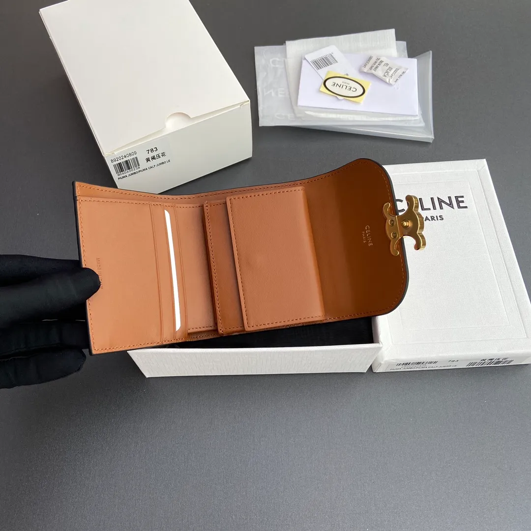 [Extra-grade pure steel hardware original leather] ¥720 TRIOMPHE glossy sheep leather embossed wallet/2024 Xiaosai 5 card slots 1 folding coin bag with snap button 1 flat pocket 1 banknote bag No.: 10D782CQH.04LU783 783 Tan embossed full leather (sheepskin) Size: w10.5×9×3cm.
