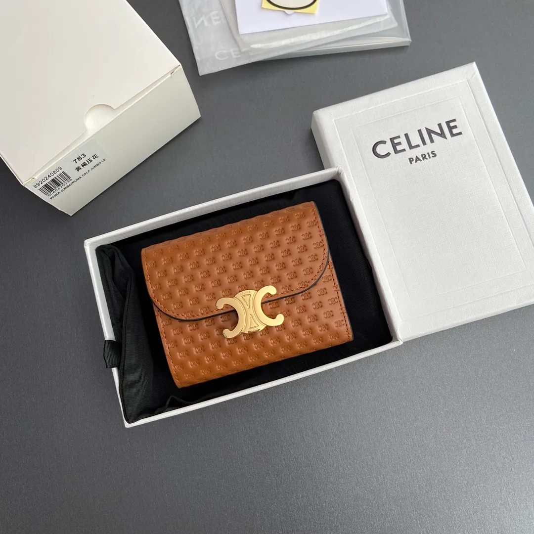 [Extra-grade pure steel hardware original leather] ¥720 TRIOMPHE glossy sheep leather embossed wallet/2024 Xiaosai 5 card slots 1 folding coin bag with snap button 1 flat pocket 1 banknote bag No.: 10D782CQH.04LU783 783 Tan embossed full leather (sheepskin) Size: w10.5×9×3cm.