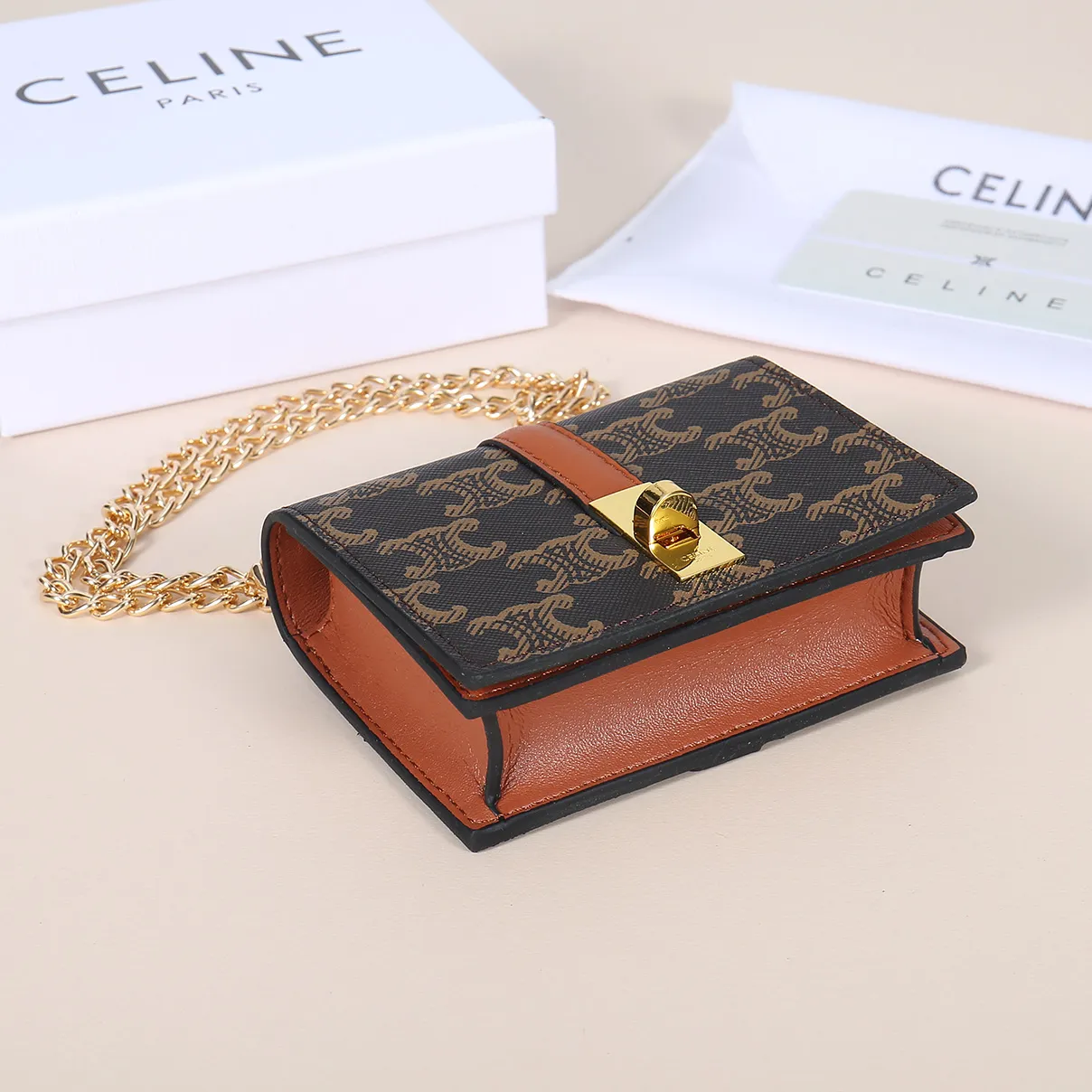 💰170, Celine's latest chain card holder, TRIOMPHE flip chain card holder, can be worn cross-body, classic pattern with plain microfiber interior, rotating lock closure, 1 thickened main compartment, 2 inner card slots. No.: 10M472 Size: 10.5x8.5x3 cm