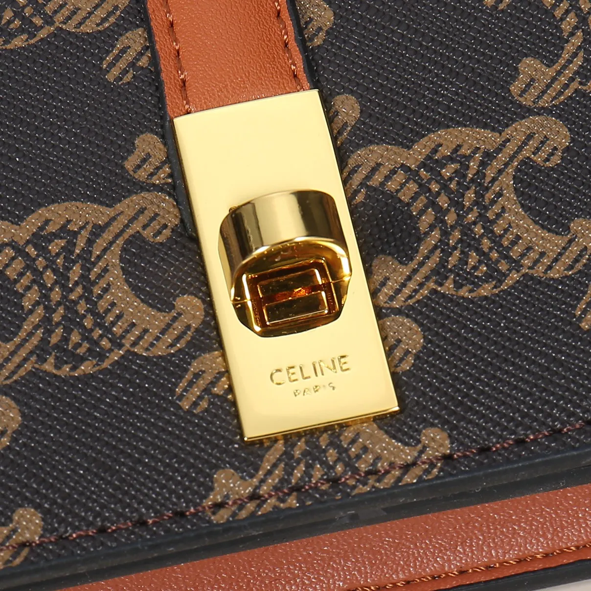 💰170, Celine's latest chain card holder, TRIOMPHE flip chain card holder, can be worn cross-body, classic pattern with plain microfiber interior, rotating lock closure, 1 thickened main compartment, 2 inner card slots. No.: 10M472 Size: 10.5x8.5x3 cm
