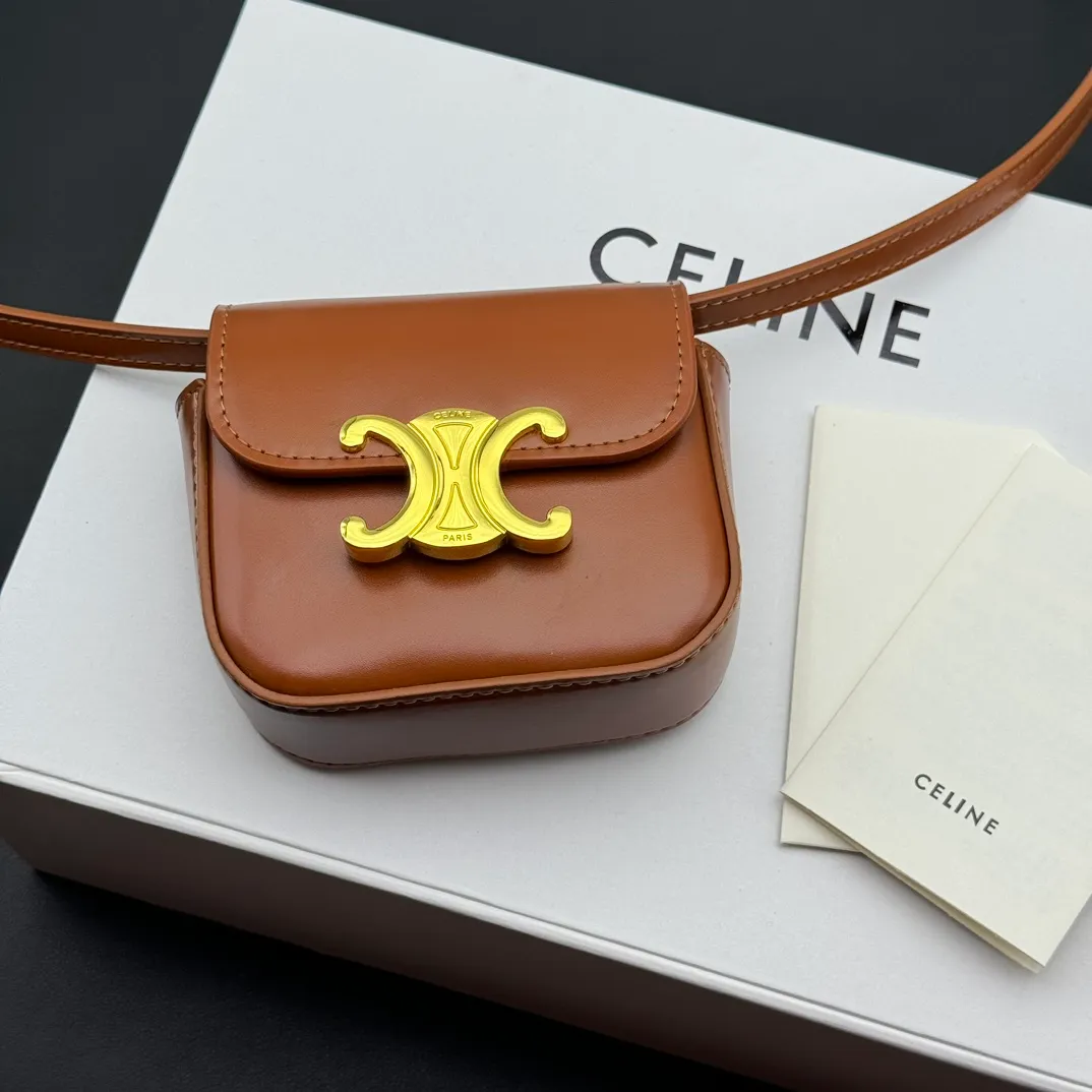 💰230 💎Upgraded original version💖 Comes with gift box 𝗖𝗘𝗟𝗜𝗡𝗘 | 𝗧𝗥𝗜𝗢𝗠𝗣𝗛𝗘 𝗠𝗜𝗡𝗜 Arc de Triomphe Mini Crossbody Bag〰️ Brown# (Calfskin) Arc de Triomphe and minimalist inspiration collide. Beautiful to the core. The shape of the bag is simply the golden ratio. Small and delicate. The more you look at it, the better it looks. It gives people a French gentle style🍃. Carrying it on the body is like an exquisite work of art. Made of genuine Italian leather. The texture of the leather is perfect. 𝑠　𝑧𝑒: 𝟭𝟭*𝟴*𝟰𝒄𝒎 Model: 101513/10I513