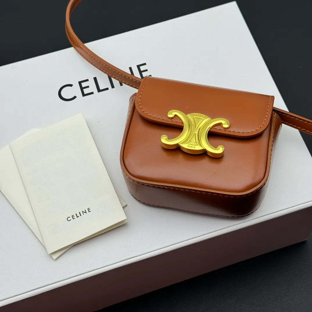 💰230 💎Upgraded original version💖 Comes with gift box 𝗖𝗘𝗟𝗜𝗡𝗘 | 𝗧𝗥𝗜𝗢𝗠𝗣𝗛𝗘 𝗠𝗜𝗡𝗜 Arc de Triomphe Mini Crossbody Bag〰️ Brown# (Calfskin) Arc de Triomphe and minimalist inspiration collide. Beautiful to the core. The shape of the bag is simply the golden ratio. Small and delicate. The more you look at it, the better it looks. It gives people a French gentle style🍃. Carrying it on the body is like an exquisite work of art. Made of genuine Italian leather. The texture of the leather is perfect. 𝑠　𝑧𝑒: 𝟭𝟭*𝟴*𝟰𝒄𝒎 Model: 101513/10I513