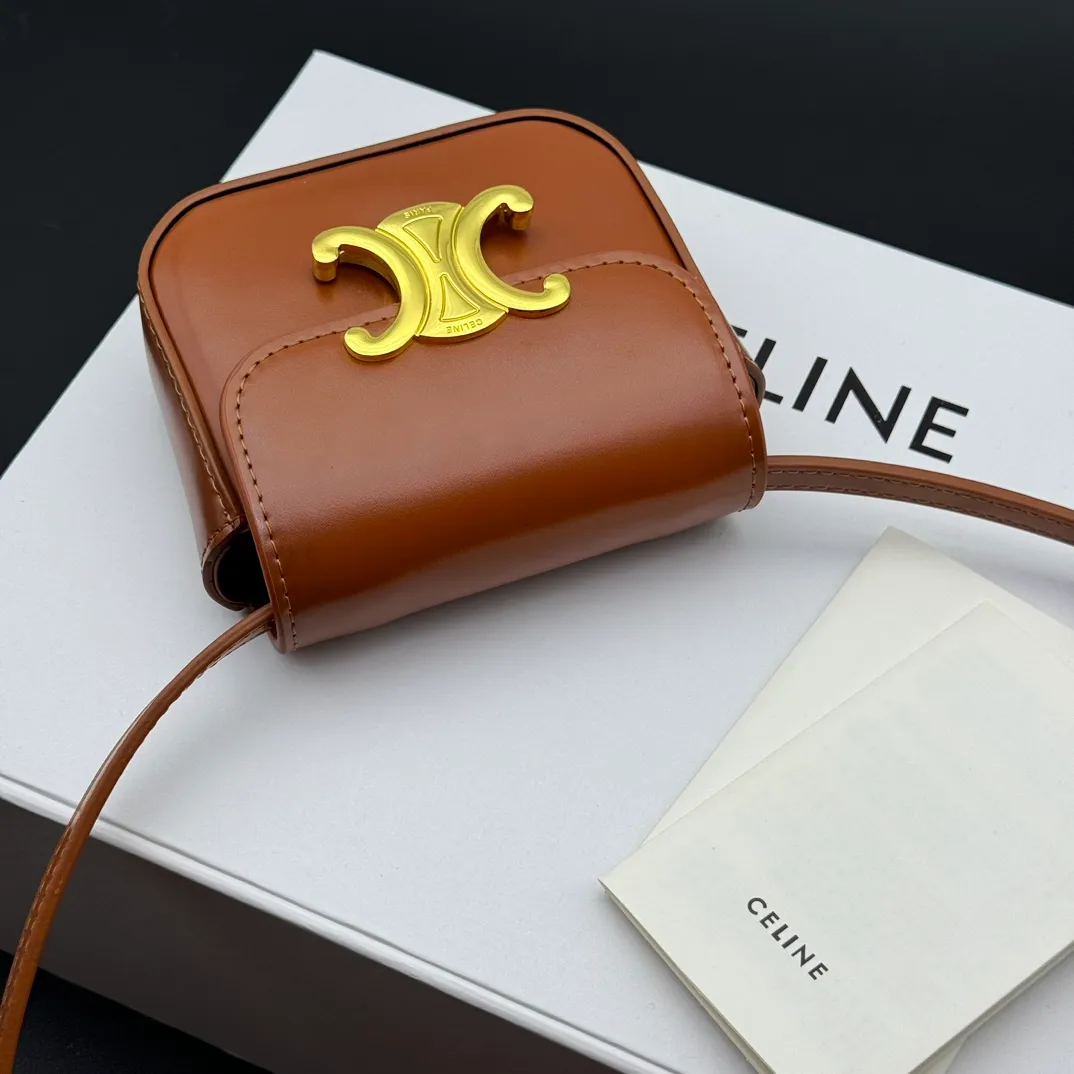 💰230 💎Upgraded original version💖 Comes with gift box 𝗖𝗘𝗟𝗜𝗡𝗘 | 𝗧𝗥𝗜𝗢𝗠𝗣𝗛𝗘 𝗠𝗜𝗡𝗜 Arc de Triomphe Mini Crossbody Bag〰️ Brown# (Calfskin) Arc de Triomphe and minimalist inspiration collide. Beautiful to the core. The shape of the bag is simply the golden ratio. Small and delicate. The more you look at it, the better it looks. It gives people a French gentle style🍃. Carrying it on the body is like an exquisite work of art. Made of genuine Italian leather. The texture of the leather is perfect. 𝑠　𝑧𝑒: 𝟭𝟭*𝟴*𝟰𝒄𝒎 Model: 101513/10I513