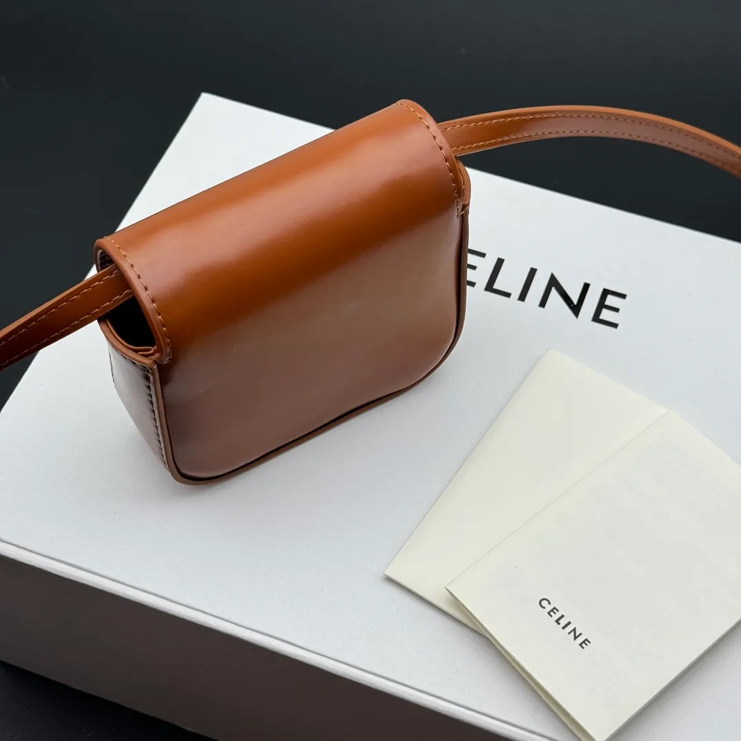 💰230 💎Upgraded original version💖 Comes with gift box 𝗖𝗘𝗟𝗜𝗡𝗘 | 𝗧𝗥𝗜𝗢𝗠𝗣𝗛𝗘 𝗠𝗜𝗡𝗜 Arc de Triomphe Mini Crossbody Bag〰️ Brown# (Calfskin) Arc de Triomphe and minimalist inspiration collide. Beautiful to the core. The shape of the bag is simply the golden ratio. Small and delicate. The more you look at it, the better it looks. It gives people a French gentle style🍃. Carrying it on the body is like an exquisite work of art. Made of genuine Italian leather. The texture of the leather is perfect. 𝑠　𝑧𝑒: 𝟭𝟭*𝟴*𝟰𝒄𝒎 Model: 101513/10I513