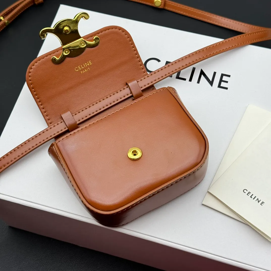 💰230 💎Upgraded original version💖 Comes with gift box 𝗖𝗘𝗟𝗜𝗡𝗘 | 𝗧𝗥𝗜𝗢𝗠𝗣𝗛𝗘 𝗠𝗜𝗡𝗜 Arc de Triomphe Mini Crossbody Bag〰️ Brown# (Calfskin) Arc de Triomphe and minimalist inspiration collide. Beautiful to the core. The shape of the bag is simply the golden ratio. Small and delicate. The more you look at it, the better it looks. It gives people a French gentle style🍃. Carrying it on the body is like an exquisite work of art. Made of genuine Italian leather. The texture of the leather is perfect. 𝑠　𝑧𝑒: 𝟭𝟭*𝟴*𝟰𝒄𝒎 Model: 101513/10I513