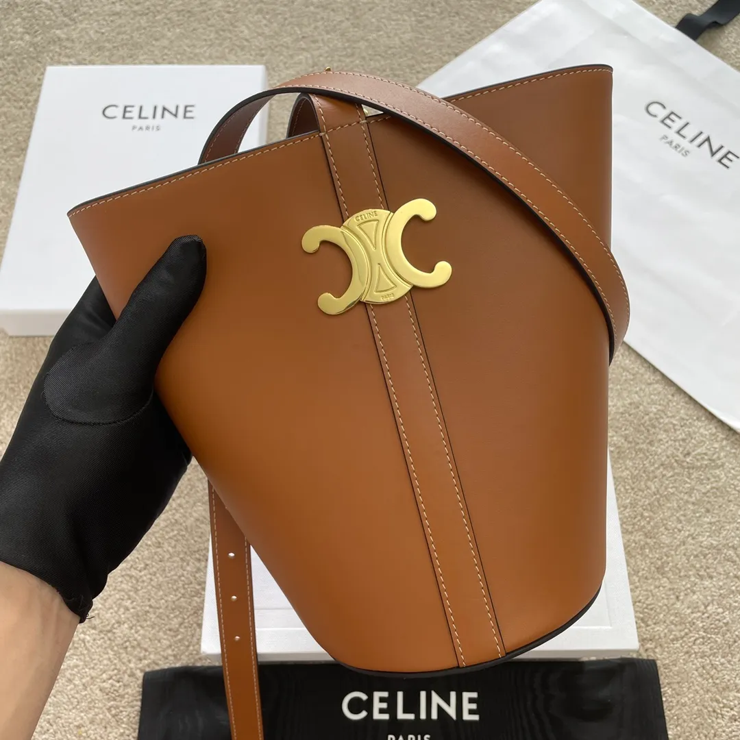 BUCKET TRIOMPHE Shiny cow leather bucket bag Triomphe's new bucket bag The newly launched ultra-popular Triomphe-Bucket calfskin bucket bag is lined with a zipper bag. Convenient and safe👍The highlight is the gold triumph bag buckle in the center, paired with an adjustable belt, which can be carried by the hand, on one shoulder, or held in the hand at will. Full screen sense of luxury, casual and chic style, high-looking retro literary atmosphere Stylish style that can be worn with eyes closed. Get it. Style number: 199913 Size: 25*22*14