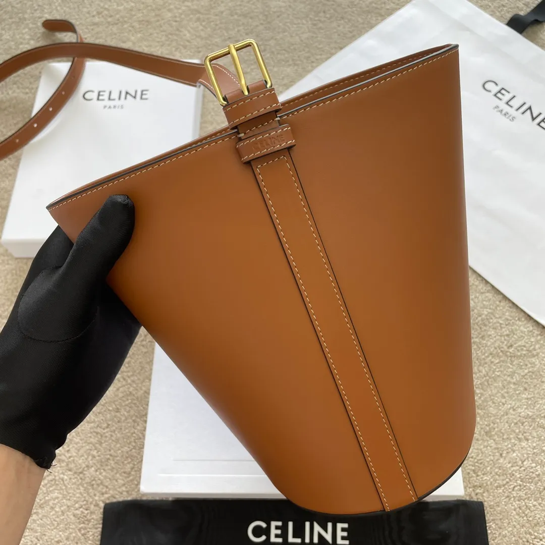 BUCKET TRIOMPHE Shiny cow leather bucket bag Triomphe's new bucket bag The newly launched ultra-popular Triomphe-Bucket calfskin bucket bag is lined with a zipper bag. Convenient and safe👍The highlight is the gold triumph bag buckle in the center, paired with an adjustable belt, which can be carried by the hand, on one shoulder, or held in the hand at will. Full screen sense of luxury, casual and chic style, high-looking retro literary atmosphere Stylish style that can be worn with eyes closed. Get it. Style number: 199913 Size: 25*22*14