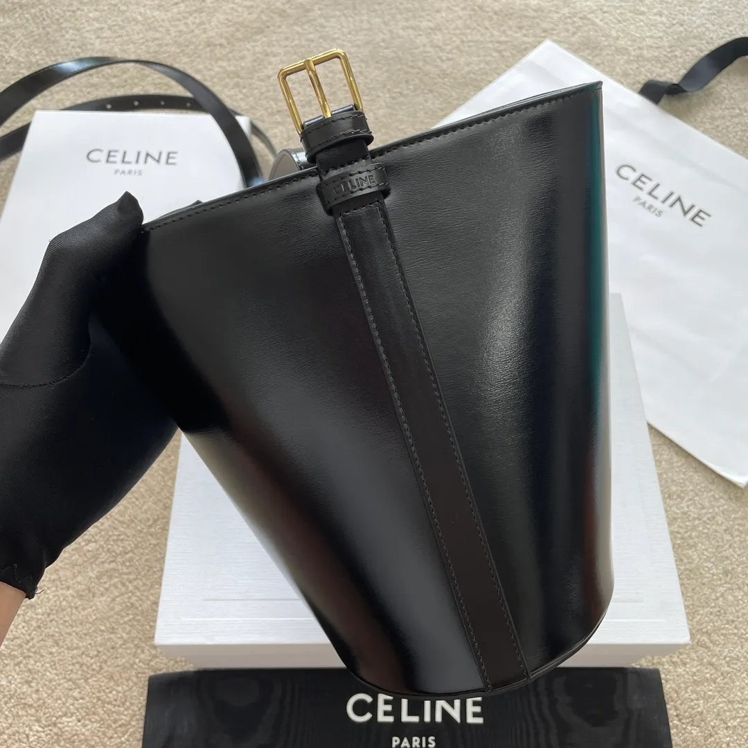 BUCKET TRIOMPHE Shiny cow leather bucket bag Triomphe's new bucket bag The newly launched ultra-popular Triomphe-Bucket calfskin bucket bag is lined with a zipper bag. Convenient and safe👍The highlight is the gold triumph bag buckle in the center, paired with an adjustable belt, which can be carried by the hand, on one shoulder, or held in the hand at will. Full screen sense of luxury, casual and chic style, high-looking retro literary atmosphere Fashionable style that can be worn with eyes closed. Get it. Style number: 199913 Size: 25*22*14🌺🌺🌺