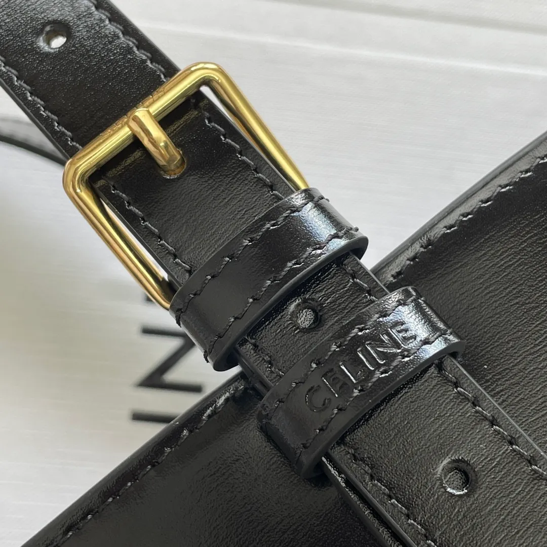 BUCKET TRIOMPHE Shiny cow leather bucket bag Triomphe's new bucket bag The newly launched ultra-popular Triomphe-Bucket calfskin bucket bag is lined with a zipper bag. Convenient and safe👍The highlight is the gold triumph bag buckle in the center, paired with an adjustable belt, which can be carried by the hand, on one shoulder, or held in the hand at will. Full screen sense of luxury, casual and chic style, high-looking retro literary atmosphere Fashionable style that can be worn with eyes closed. Get it. Style number: 199913 Size: 25*22*14🌺🌺🌺