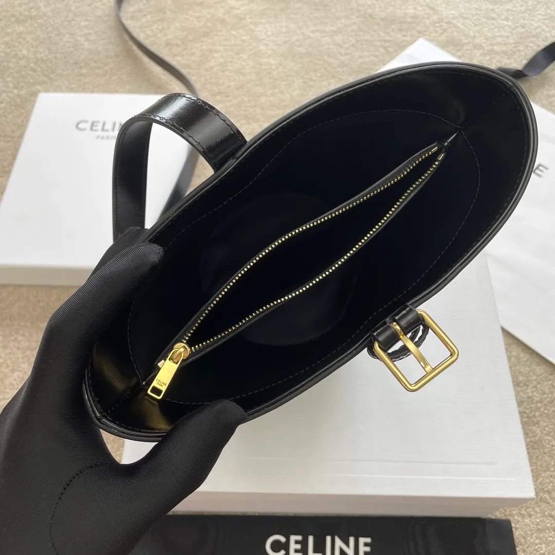 BUCKET TRIOMPHE Shiny cow leather bucket bag Triomphe's new bucket bag The newly launched ultra-popular Triomphe-Bucket calfskin bucket bag is lined with a zipper bag. Convenient and safe👍The highlight is the gold triumph bag buckle in the center, paired with an adjustable belt, which can be carried by the hand, on one shoulder, or held in the hand at will. Full screen sense of luxury, casual and chic style, high-looking retro literary atmosphere Fashionable style that can be worn with eyes closed. Get it. Style number: 199913 Size: 25*22*14🌺🌺🌺