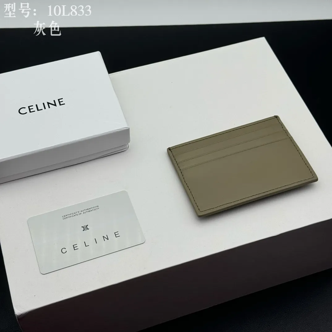 💰90 💎Top quality high version calf leather 💌 𝗖𝗘𝗟𝗜𝗡𝗘 | 𝗧𝗥𝗜𝗢𝗠𝗣𝗛𝗘 Arc de Triomphe small card holder 〰️ Celine's new embossed logo card holder, made of first-layer cowhide, two card slots + one middle pocket. Style number: 10L833 Size: 10.5×7cm