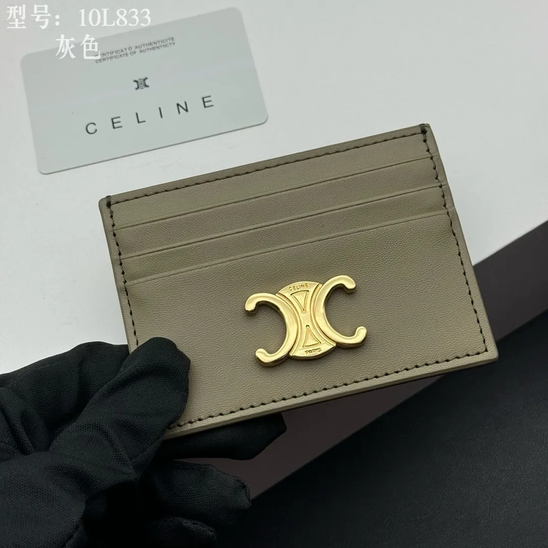 💰90 💎Top quality high version calf leather 💌 𝗖𝗘𝗟𝗜𝗡𝗘 | 𝗧𝗥𝗜𝗢𝗠𝗣𝗛𝗘 Arc de Triomphe small card holder 〰️ Celine's new embossed logo card holder, made of first-layer cowhide, two card slots + one middle pocket. Style number: 10L833 Size: 10.5×7cm