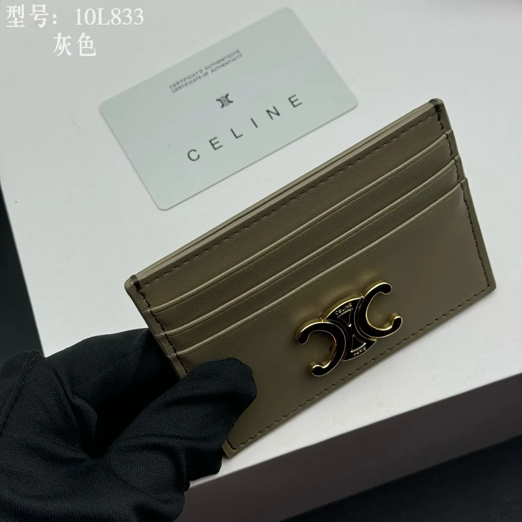 💰90 💎Top quality high version calf leather 💌 𝗖𝗘𝗟𝗜𝗡𝗘 | 𝗧𝗥𝗜𝗢𝗠𝗣𝗛𝗘 Arc de Triomphe small card holder 〰️ Celine's new embossed logo card holder, made of first-layer cowhide, two card slots + one middle pocket. Style number: 10L833 Size: 10.5×7cm