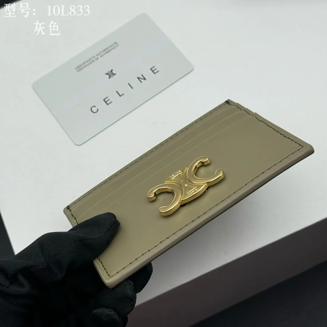 💰90 💎Top quality high version calf leather 💌 𝗖𝗘𝗟𝗜𝗡𝗘 | 𝗧𝗥𝗜𝗢𝗠𝗣𝗛𝗘 Arc de Triomphe small card holder 〰️ Celine's new embossed logo card holder, made of first-layer cowhide, two card slots + one middle pocket. Style number: 10L833 Size: 10.5×7cm