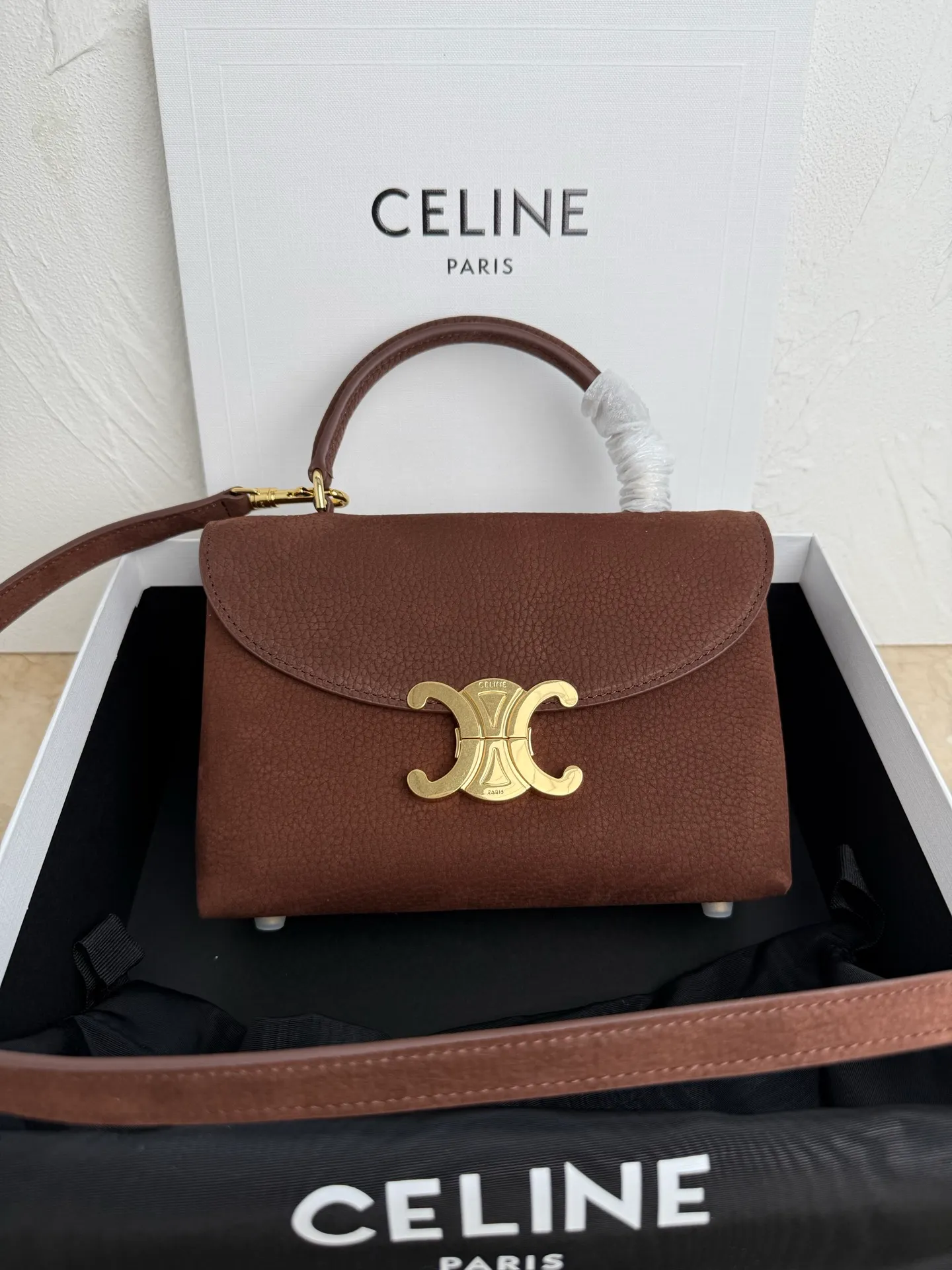 p1500 New product launched 🅰️🅰️CE Arc de Triomphe kelly handbag 👜 New Arc de Triomphe storage bag full of high-end feel! Simple and exquisite outline, whether it is calm black, low-key brown, classic presbyopia color scheme, etc... all exude an unparalleled sense of luxury ❤️ The lines of kelly's classic shape are simple and elegant, without unnecessary decoration, showing the aesthetic charm🫶🏻 Style number: 118113 Size: 20.5x13x8 (with original packaging)