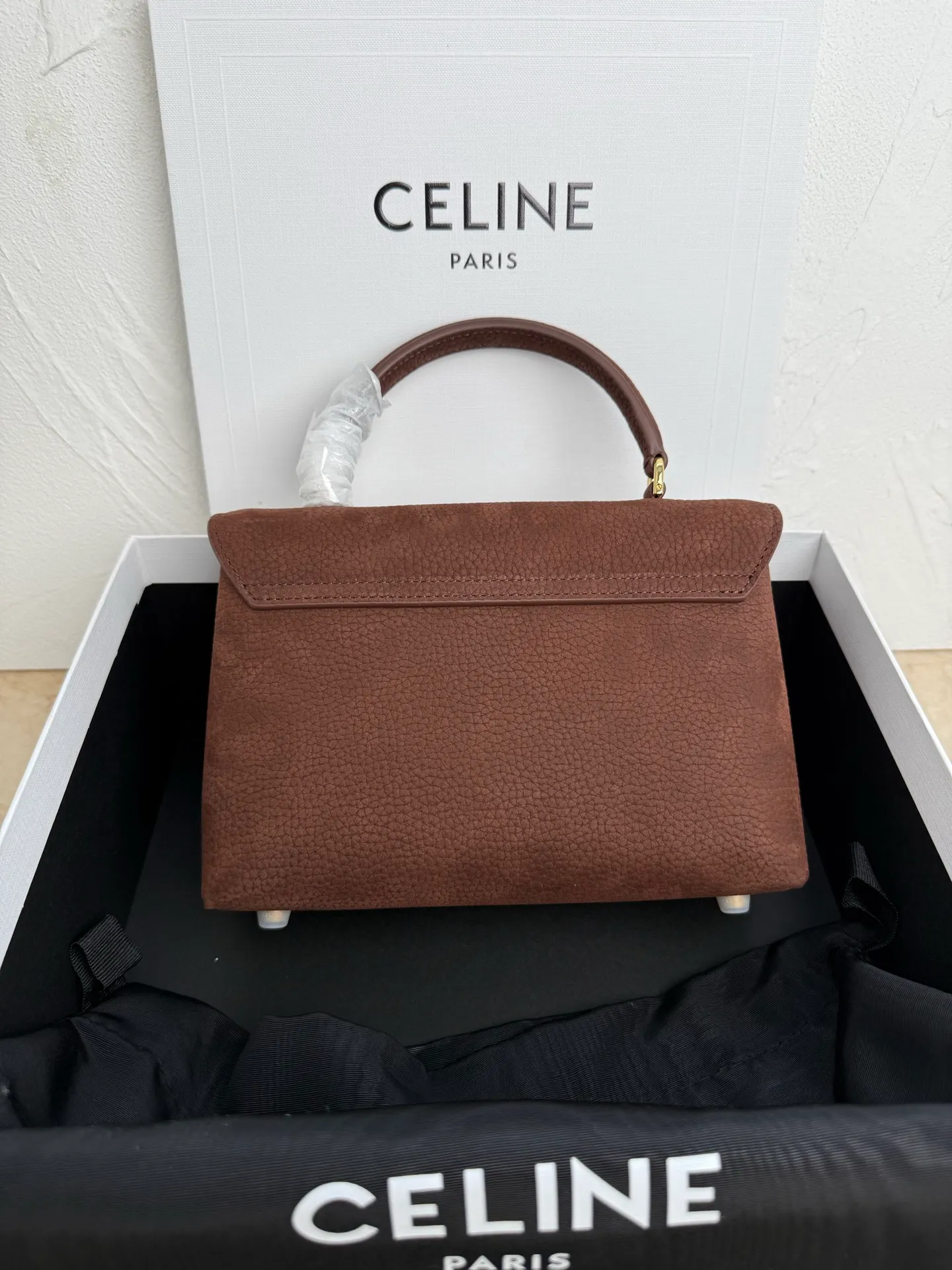 p1500 New product launched 🅰️🅰️CE Arc de Triomphe kelly handbag 👜 New Arc de Triomphe storage bag full of high-end feel! Simple and exquisite outline, whether it is calm black, low-key brown, classic presbyopia color scheme, etc... all exude an unparalleled sense of luxury ❤️ The lines of kelly's classic shape are simple and elegant, without unnecessary decoration, showing the aesthetic charm🫶🏻 Style number: 118113 Size: 20.5x13x8 (with original packaging)