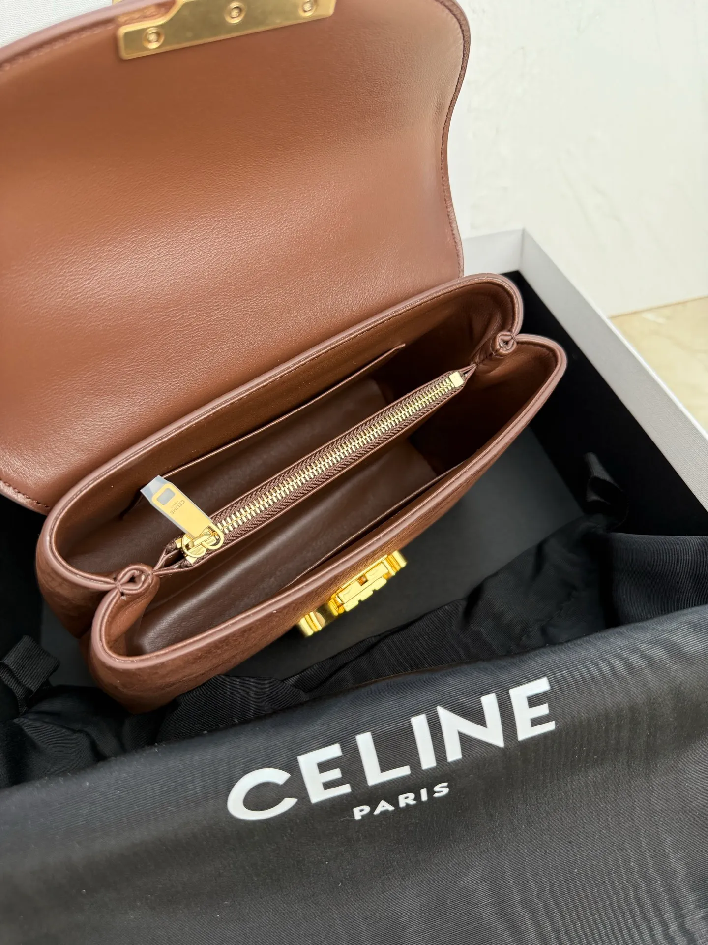 p1500 New product launched 🅰️🅰️CE Arc de Triomphe kelly handbag 👜 New Arc de Triomphe storage bag full of high-end feel! Simple and exquisite outline, whether it is calm black, low-key brown, classic presbyopia color scheme, etc... all exude an unparalleled sense of luxury ❤️ The lines of kelly's classic shape are simple and elegant, without unnecessary decoration, showing the aesthetic charm🫶🏻 Style number: 118113 Size: 20.5x13x8 (with original packaging)