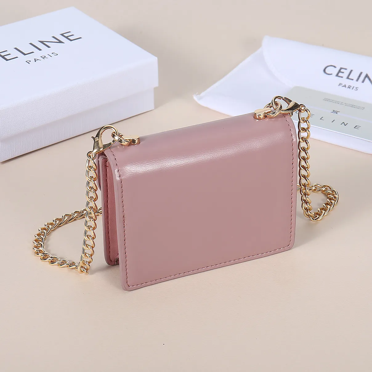 💰170, Celine's new chain TRIOMPHE business card bag, which can be worn cross-body, has a large cowhide surface with plain microfiber, gold-finished TRIOMPHE metal snap closure, 1 thickened main compartment, and 3 inner card slots. No.: 10N062 Size: 10.5x8.5x3 cm