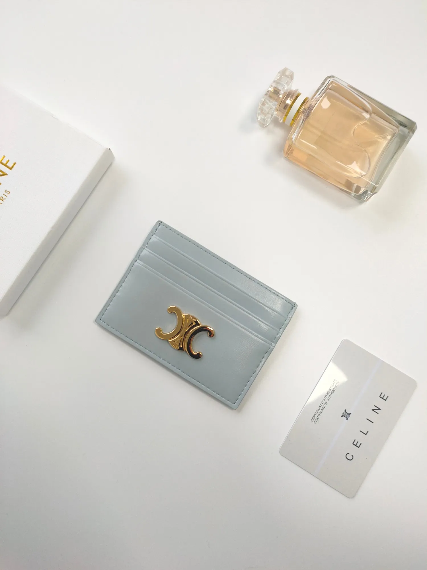 💰90💰CELINE's new embossed logo card holder, made of first-layer cowhide, two card slots + one middle pocket Style number: 10L833 Size: 10.5×7cm