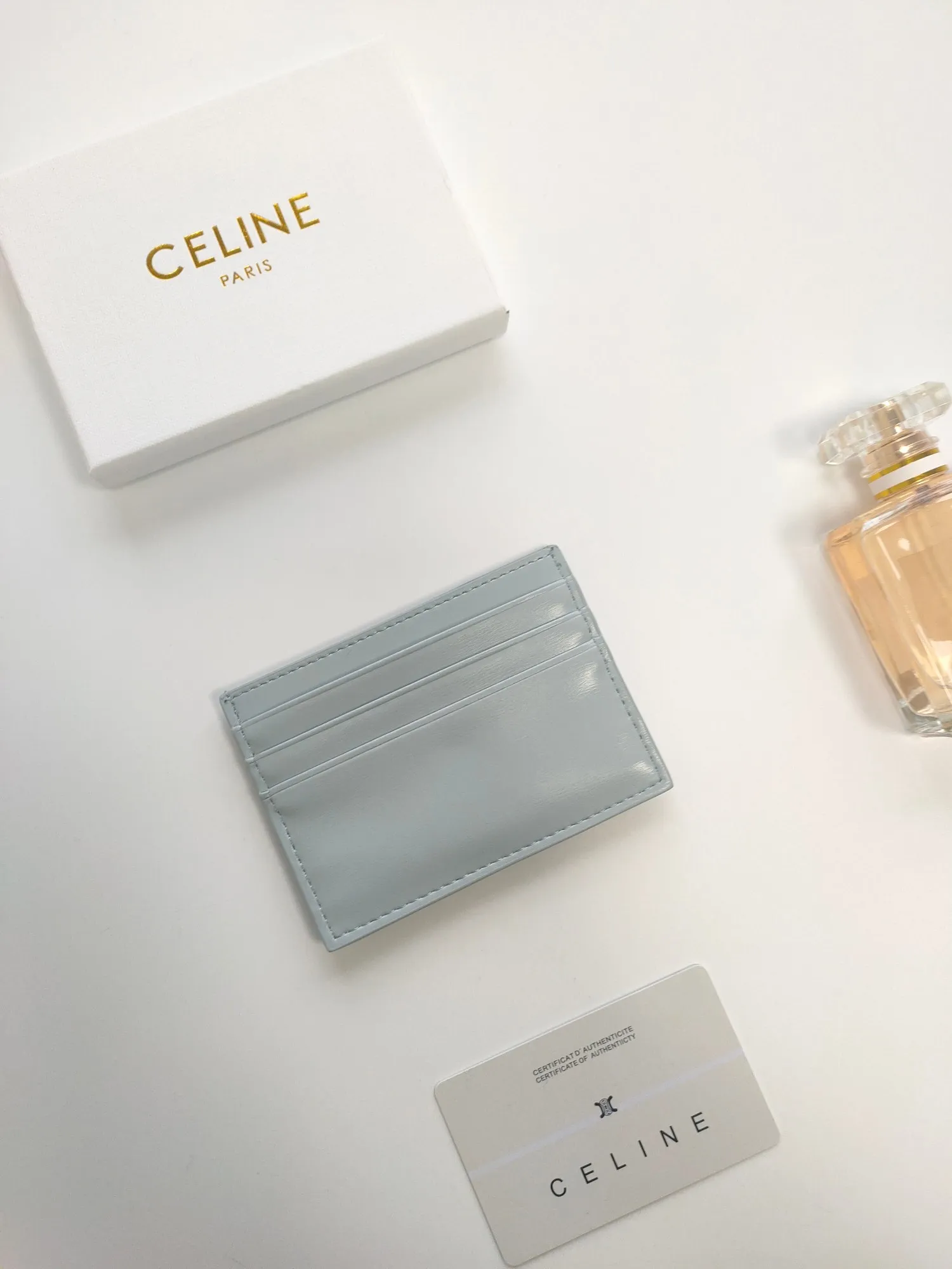 💰90💰CELINE's new embossed logo card holder, made of first-layer cowhide, two card slots + one middle pocket Style number: 10L833 Size: 10.5×7cm