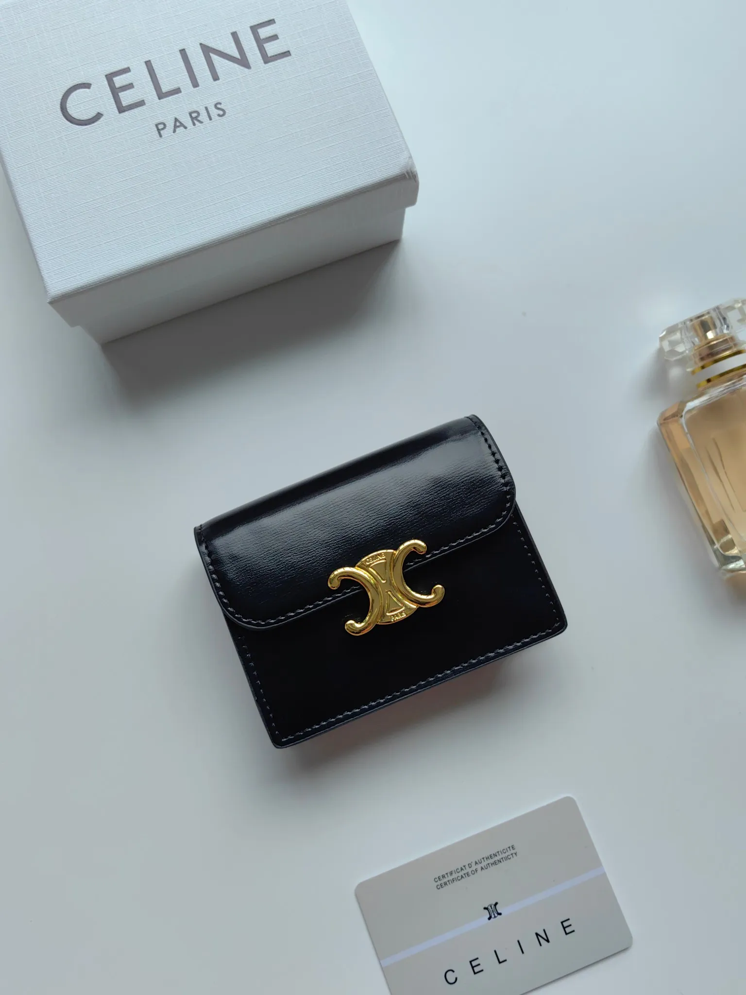 💰130 Celine's new card holder, TRIOMPHE business card holder, classic pattern large surface with plain microfiber interior, gold finish TRIOMPHE metal snap closure, 1 thickened main compartment, 3 inner card slots. No.: 10N063 Size: 10.5x8.5x3 cm
