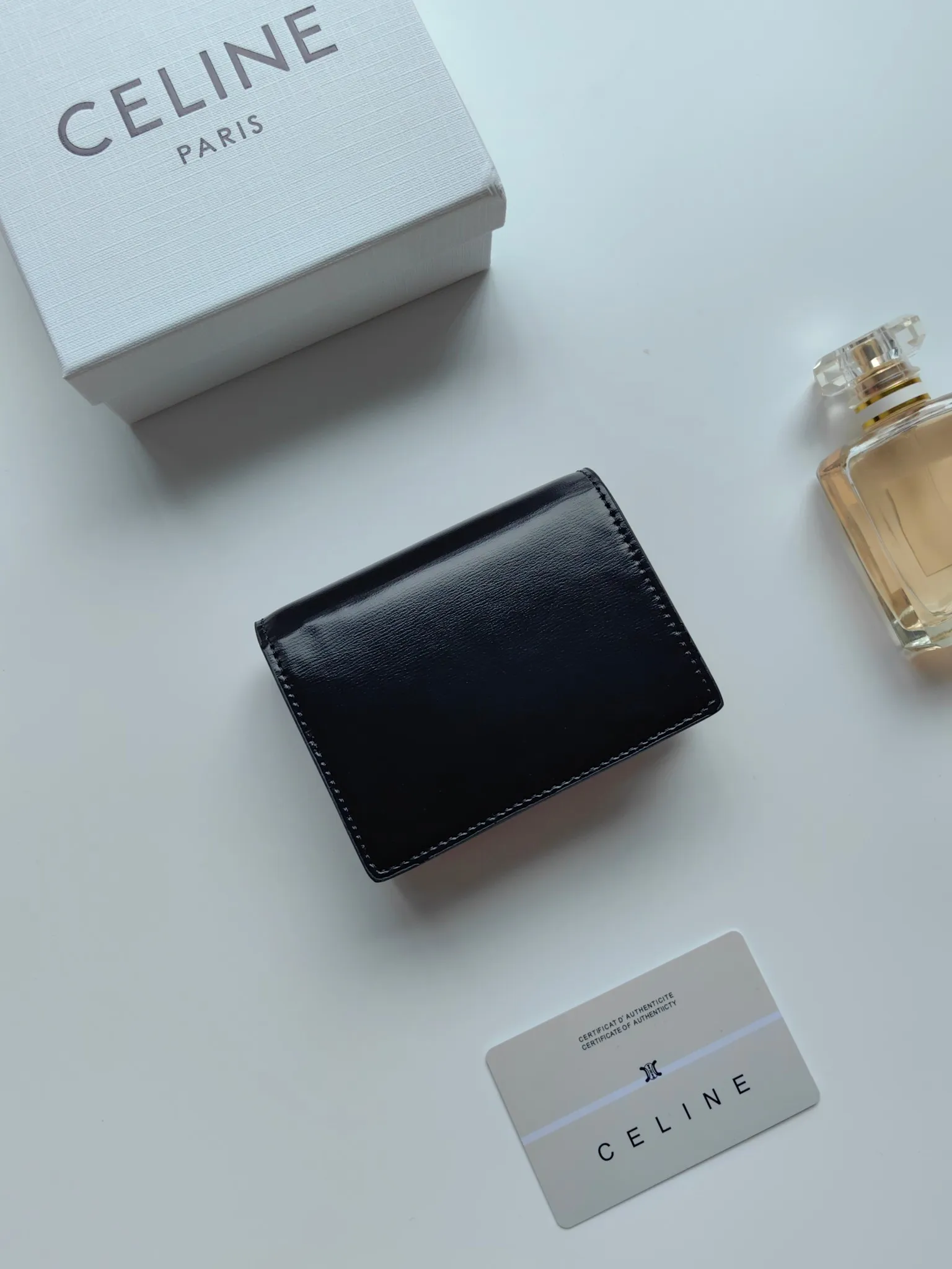 💰130 Celine's new card holder, TRIOMPHE business card holder, classic pattern large surface with plain microfiber interior, gold finish TRIOMPHE metal snap closure, 1 thickened main compartment, 3 inner card slots. No.: 10N063 Size: 10.5x8.5x3 cm